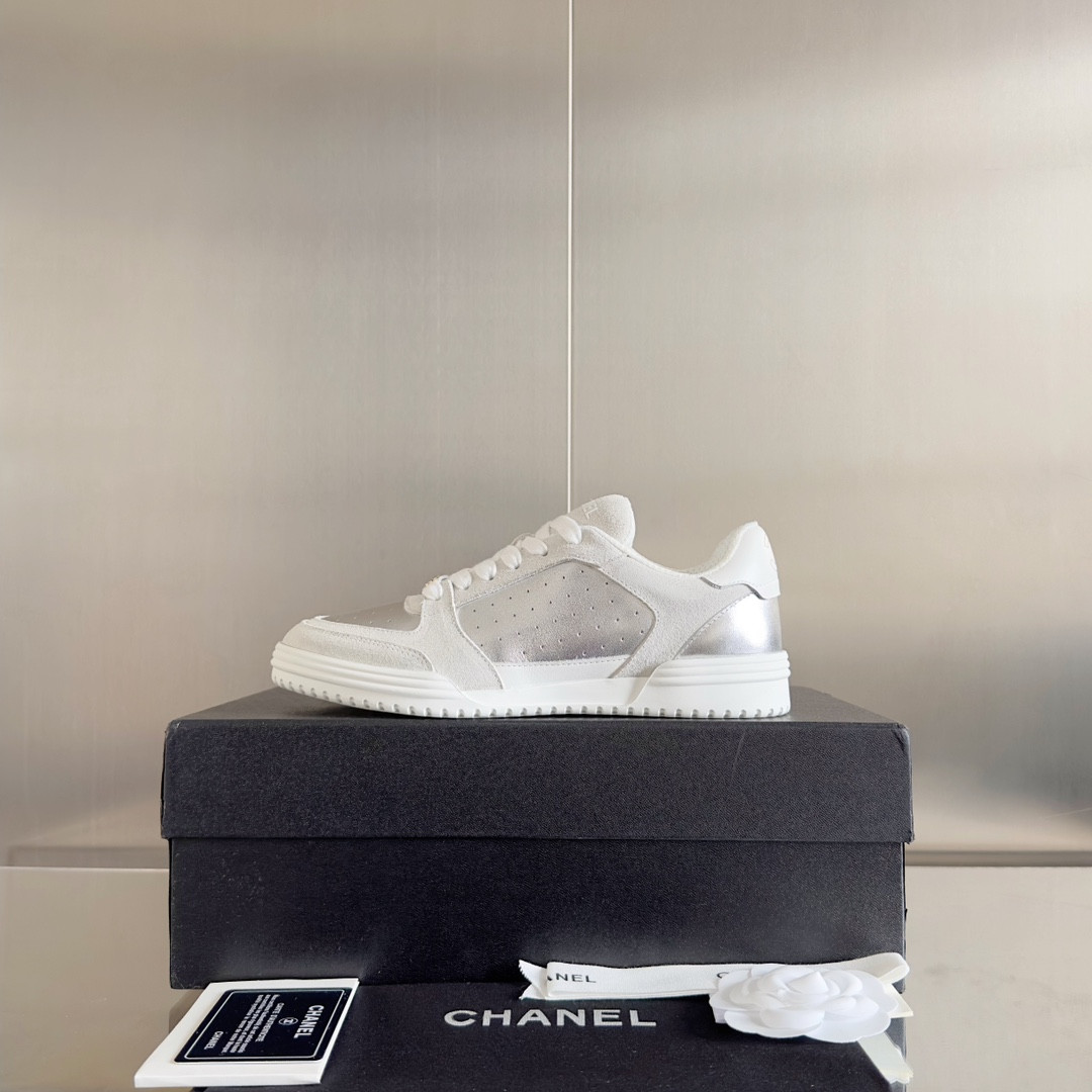 ua Ch**el sneaker