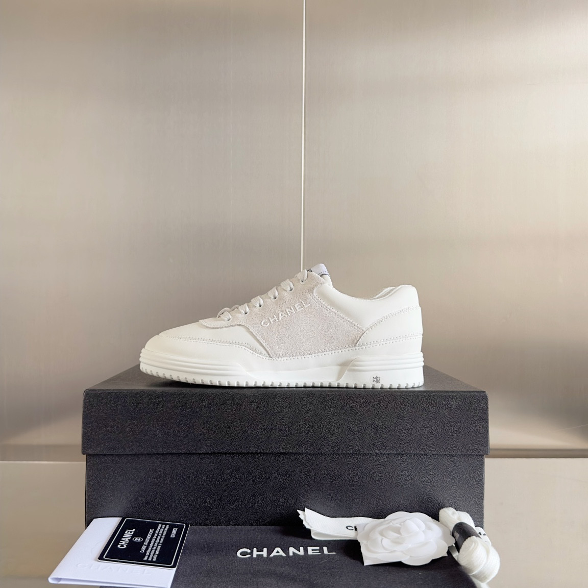 ua Ch**el sneaker