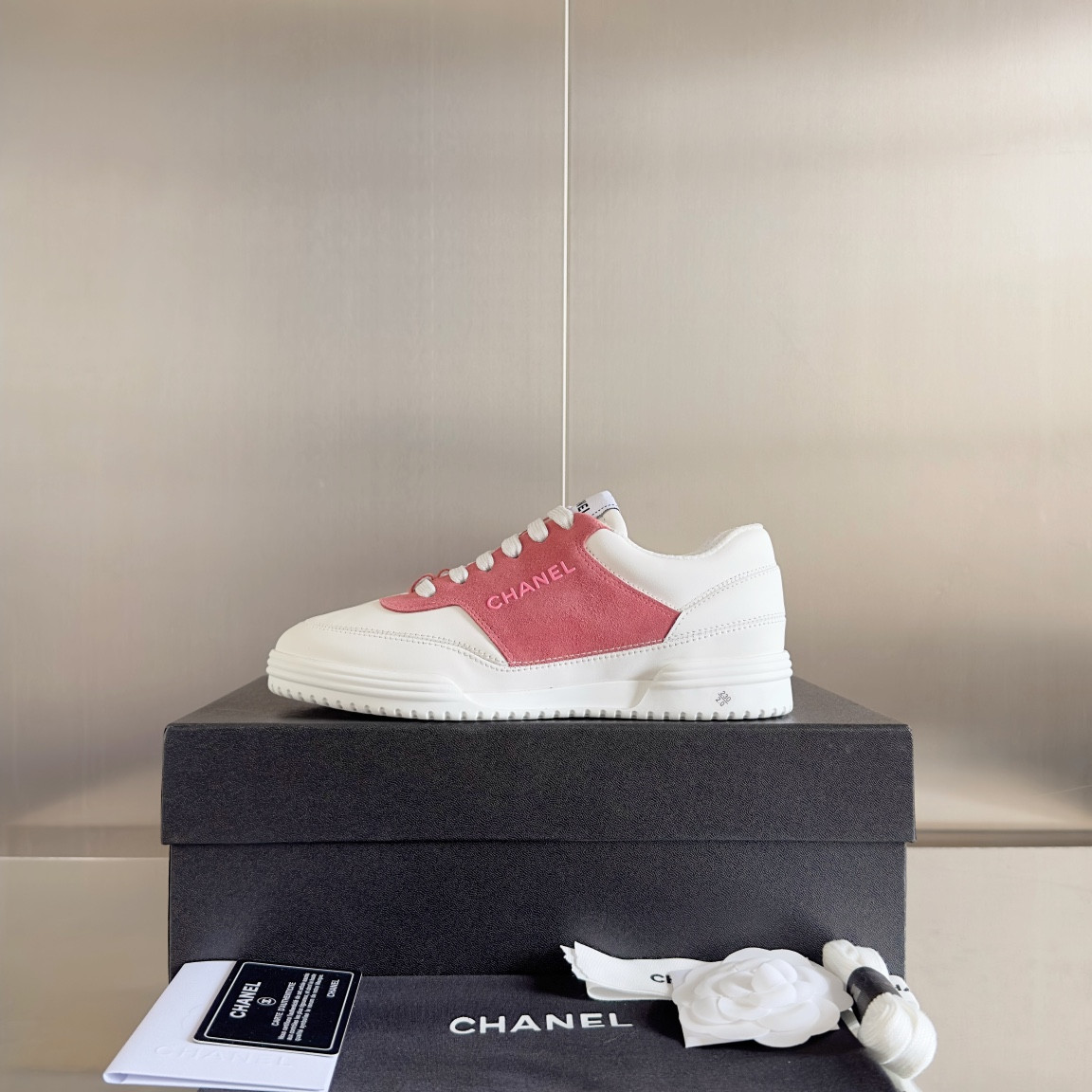 ua Ch**el sneaker