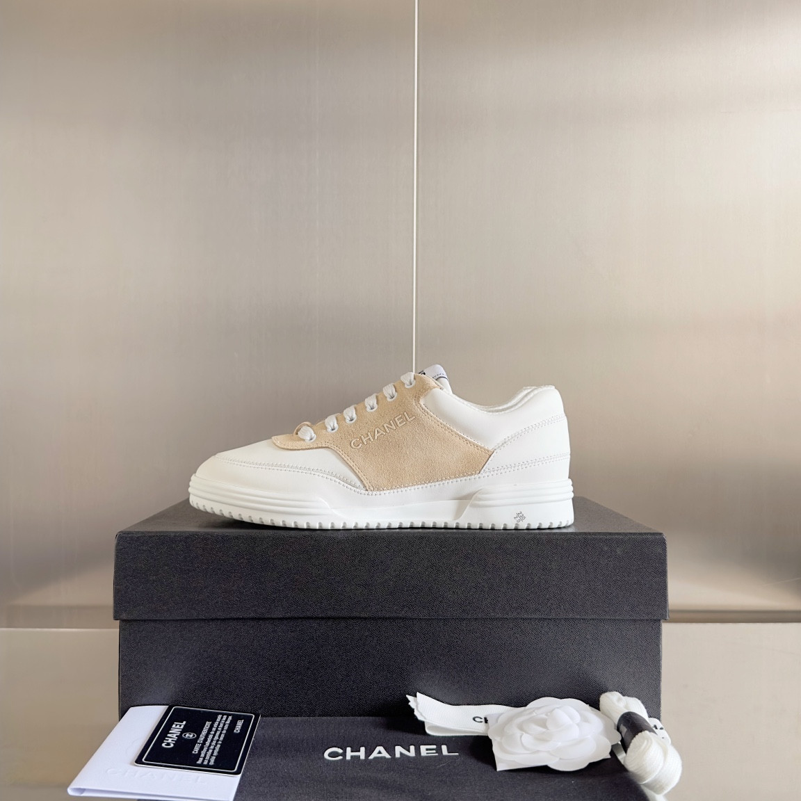 ua Ch**el sneaker