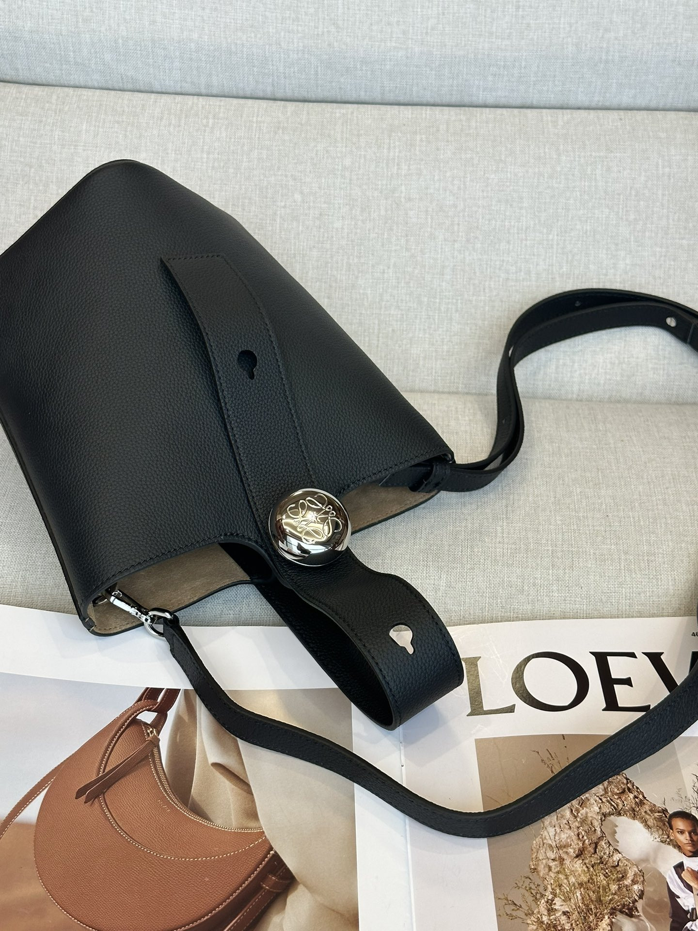 L0ew* Mini Pebble bucket in mellow calfskin 19.5x16x16cm