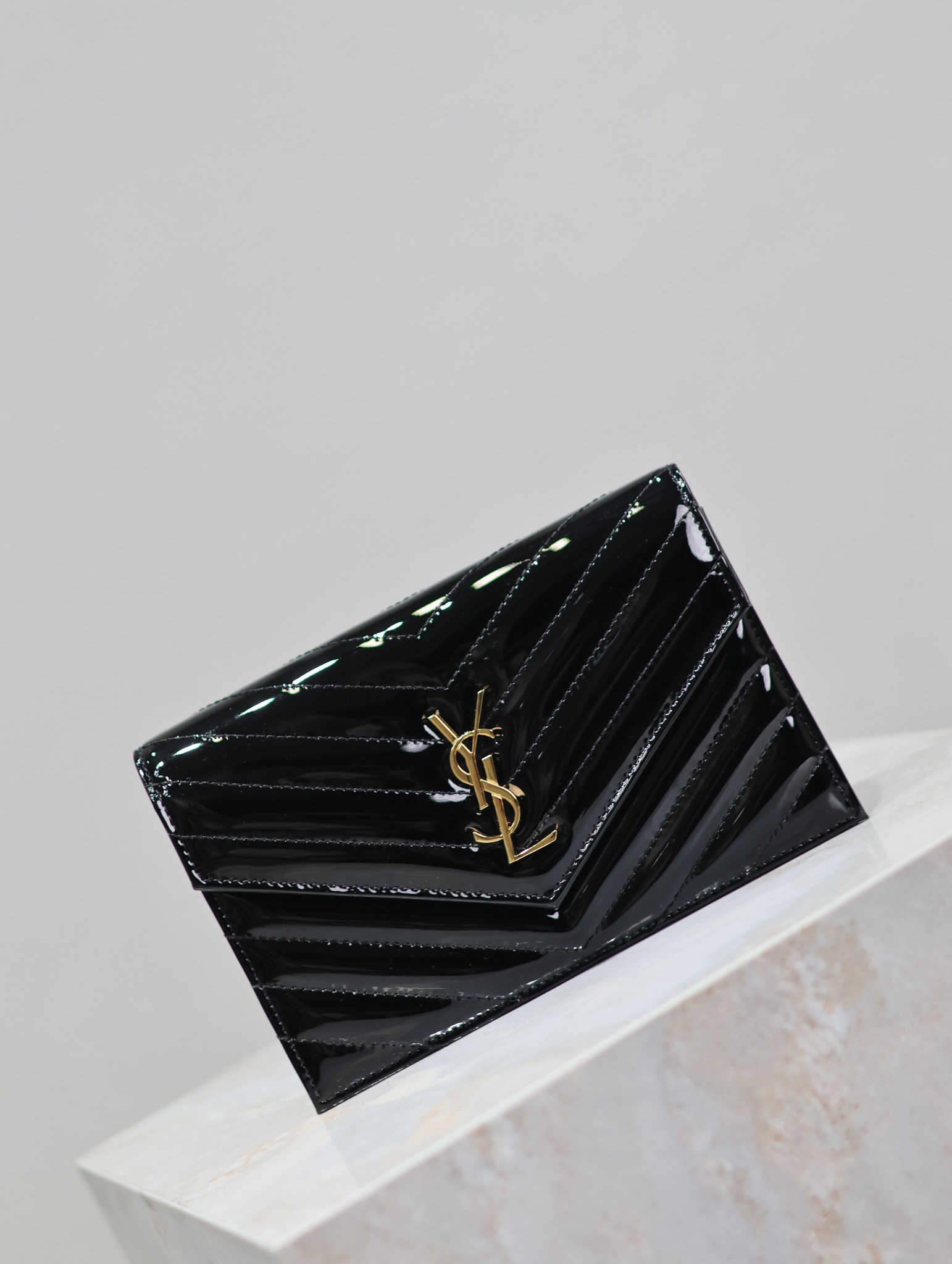 Y51 Cassandra WOC envelope chain wallet in patent leather 19 x 12.5 x 3.5cm