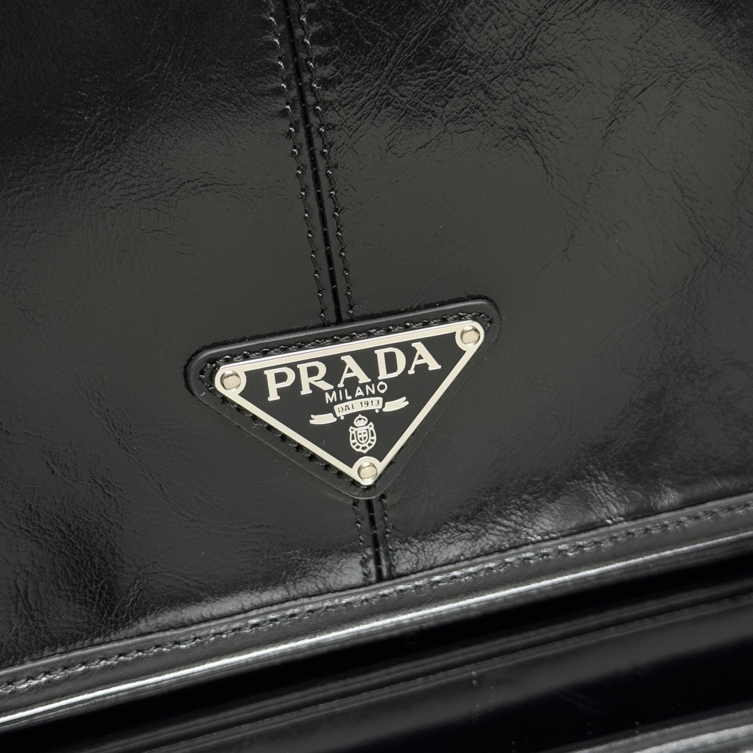 Pra*a Leather shoulder bag 30x20x11cm
