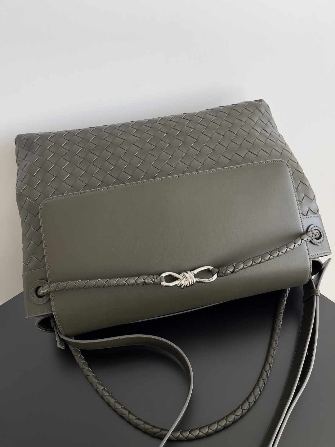 B0tt*ga Ven*ta Large Andiamo Messenger 43x32x20cm