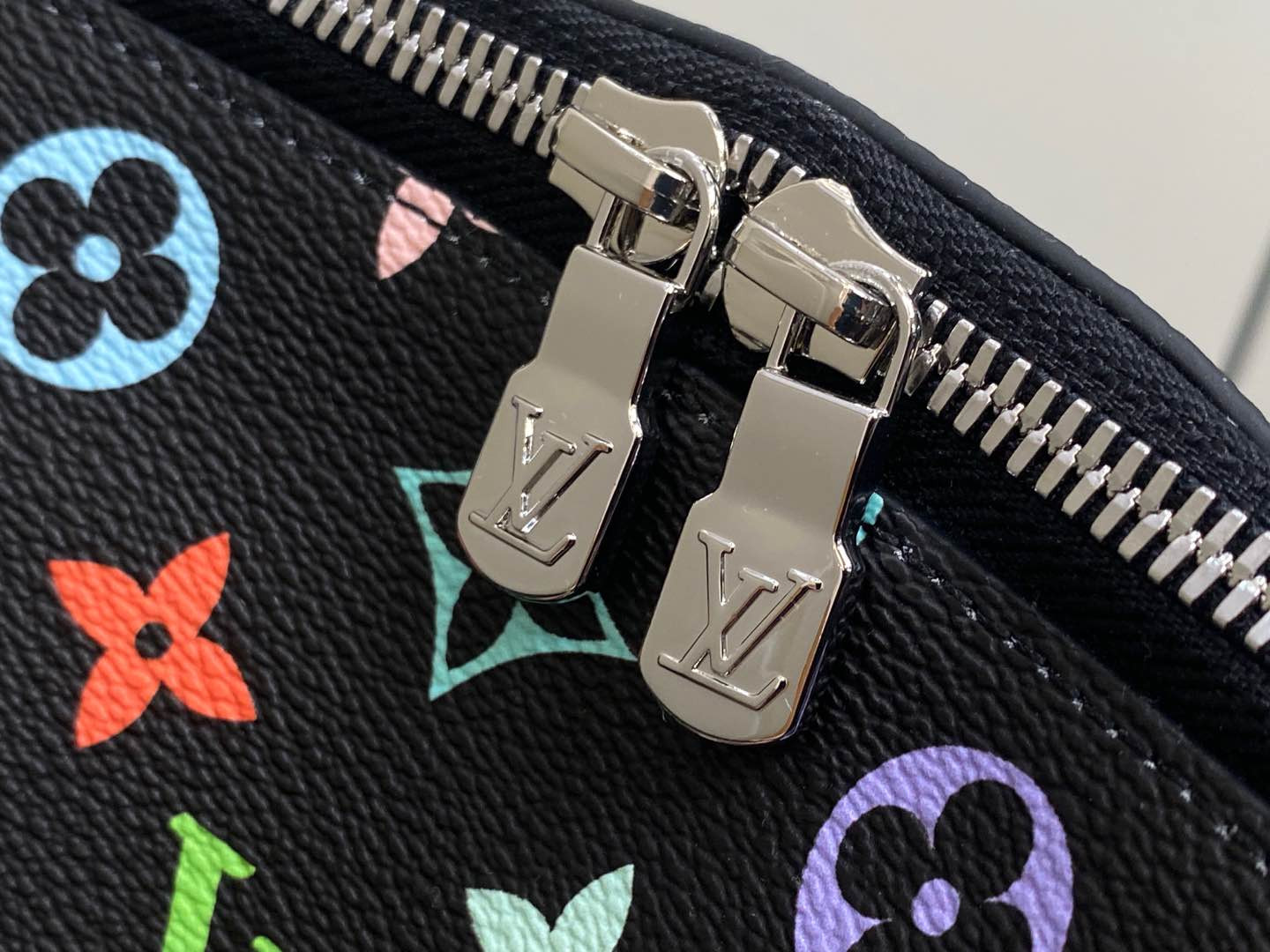 LV POCHETTE COSMÉTIQUE M13743 BLACK 27x18x9cm
