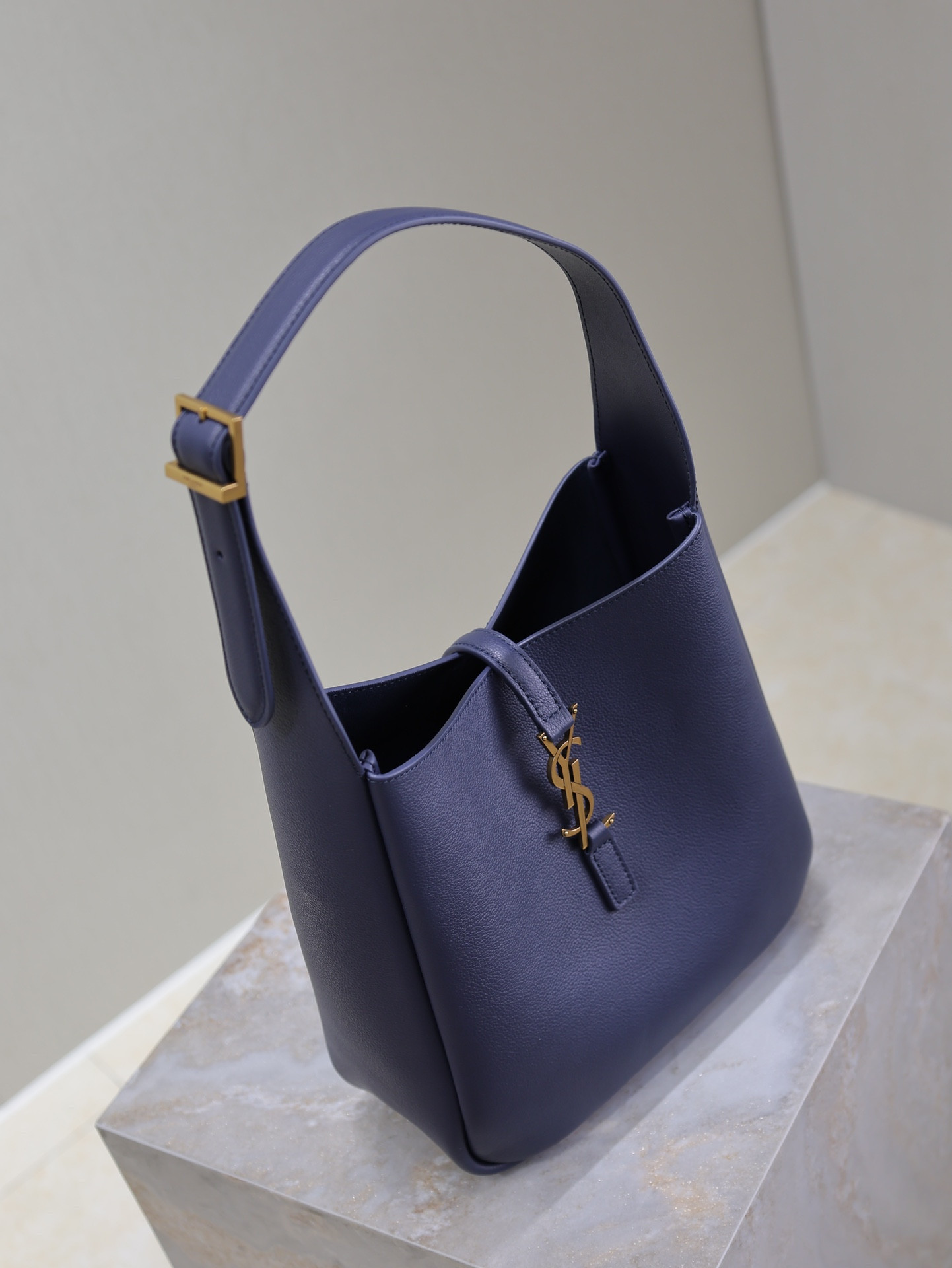 Y51 LE 5 À 7 S*pple small IN GRAINED LEATHER 23x22x8.5cm