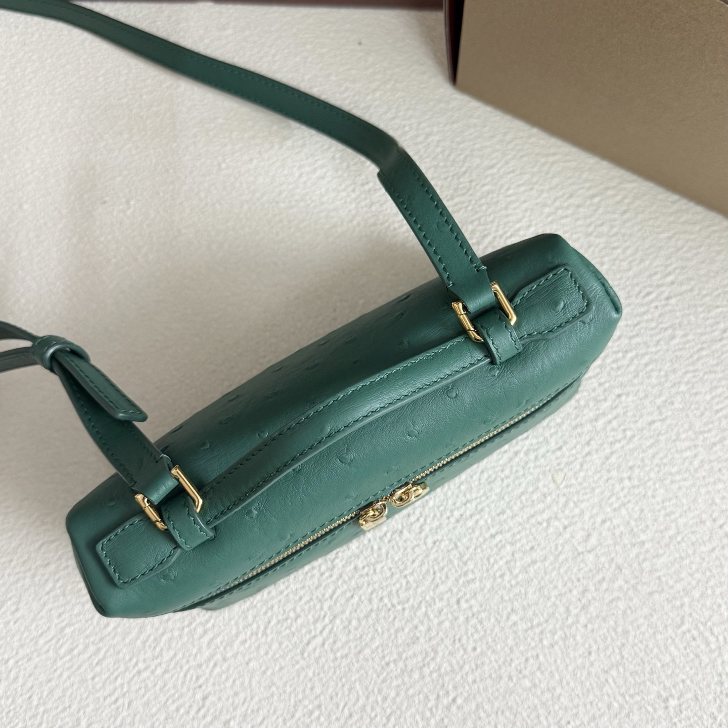 L0r0 P1ana Extra Pocket L19 Ostrich-grained Leather 11 x 19 x 6.5 cm