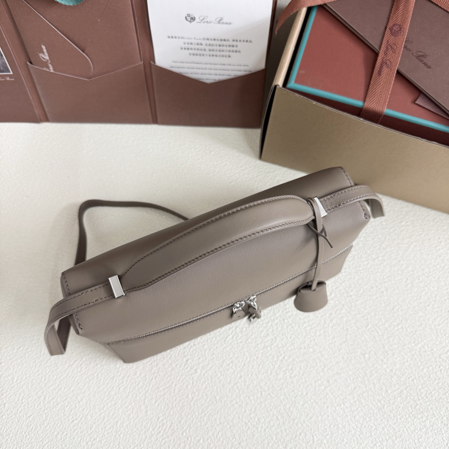 L0r0 P1ana Extra Pocket L27 Calfskin 16x27x10cm