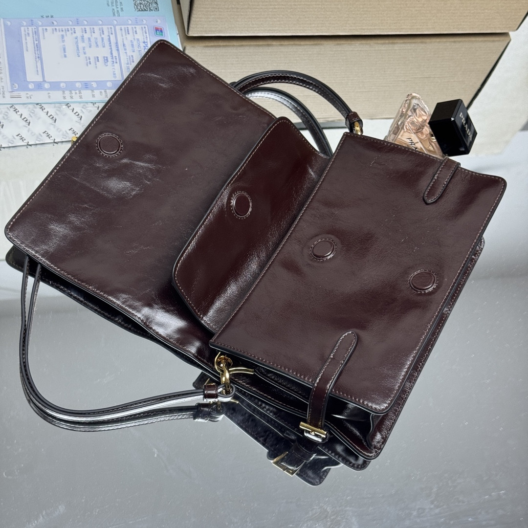 Pra*a Leather Shoulder Bag 13x22x8cm
