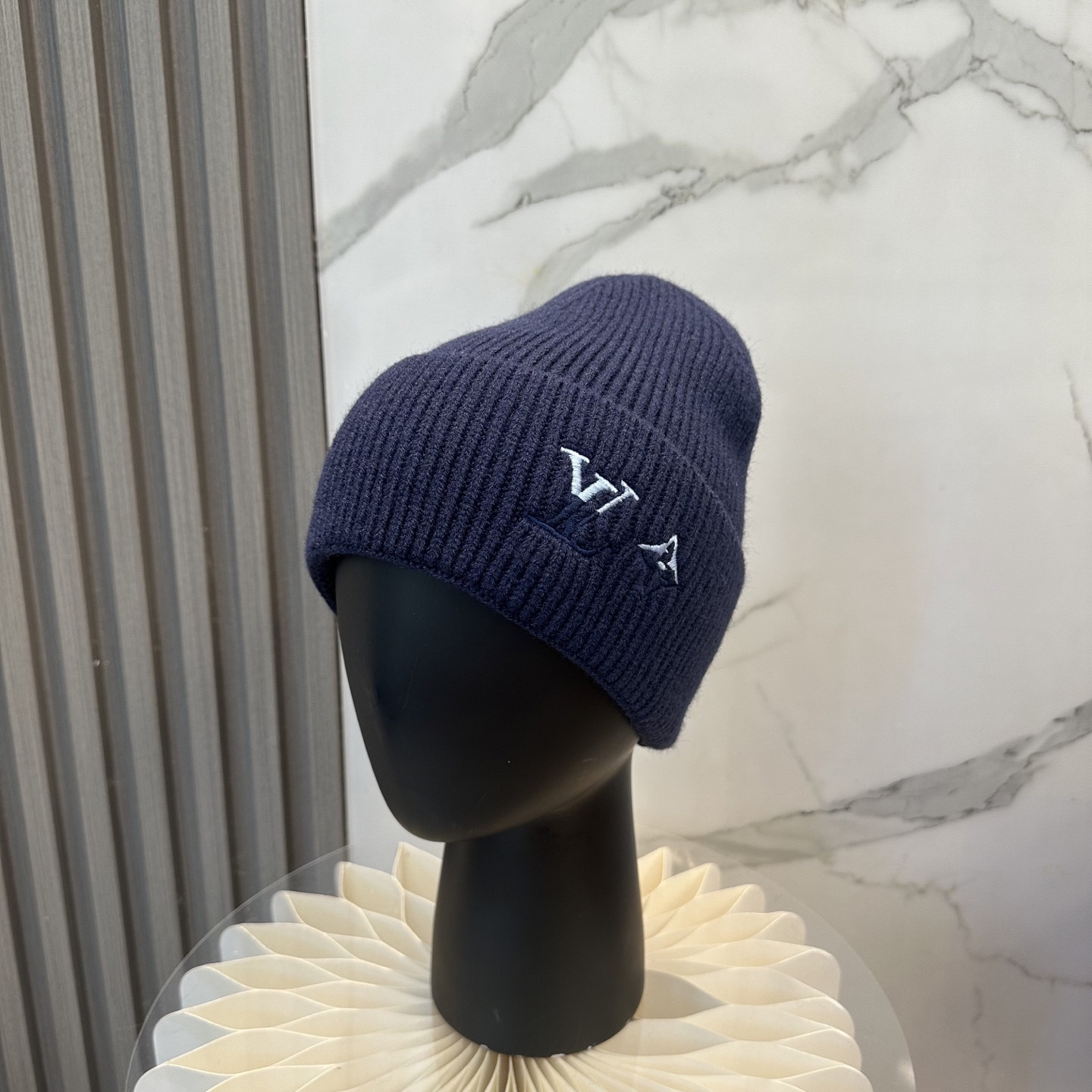 l0vis Vvtt0n beanie