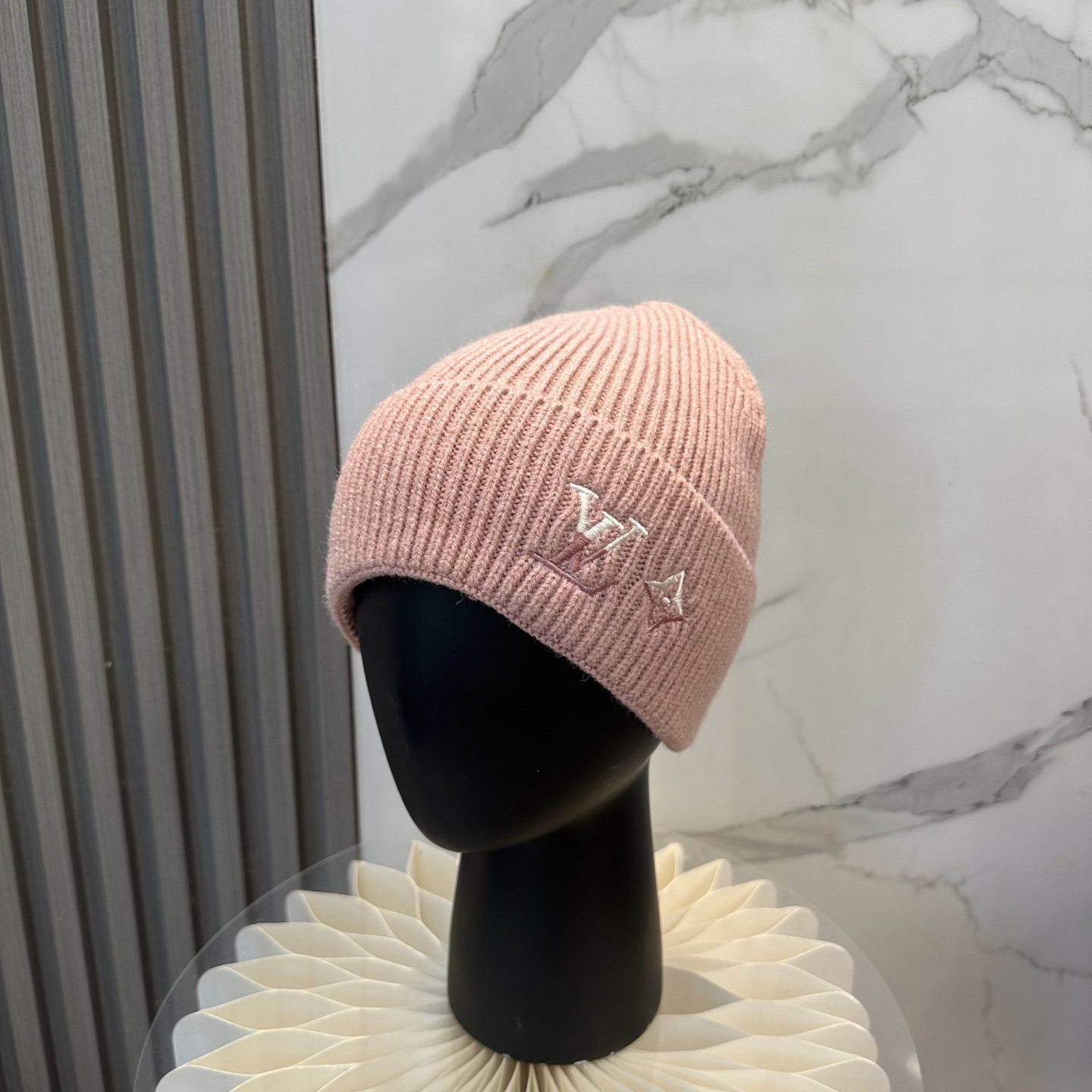 l0vis Vvtt0n beanie