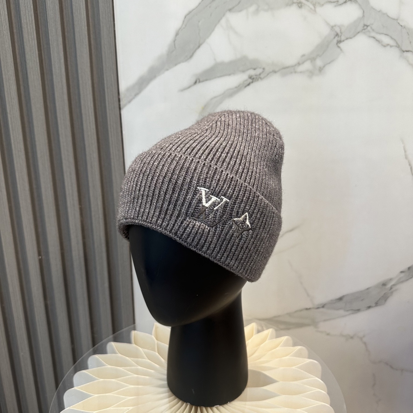 l0vis Vvtt0n beanie