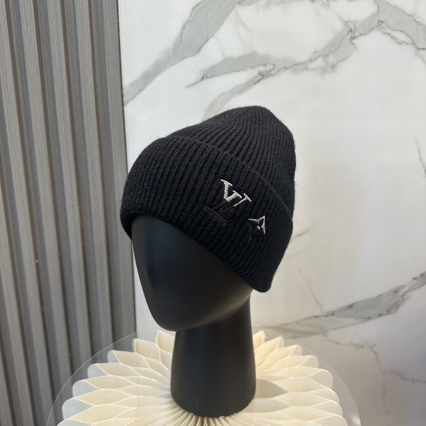 l0vis Vvtt0n beanie
