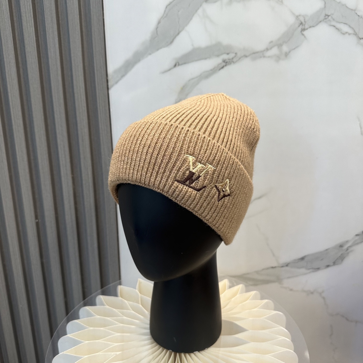 l0vis Vvtt0n beanie