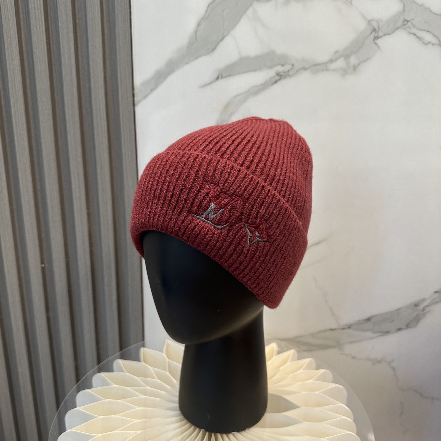 l0vis Vvtt0n beanie