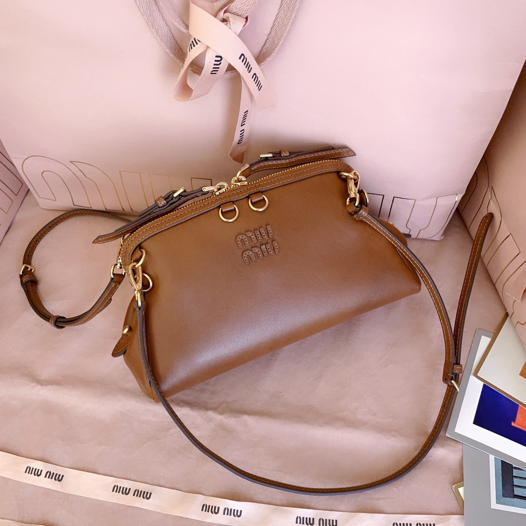 Miu Miu Caprice Leather Clutch 14x24x8.5cm