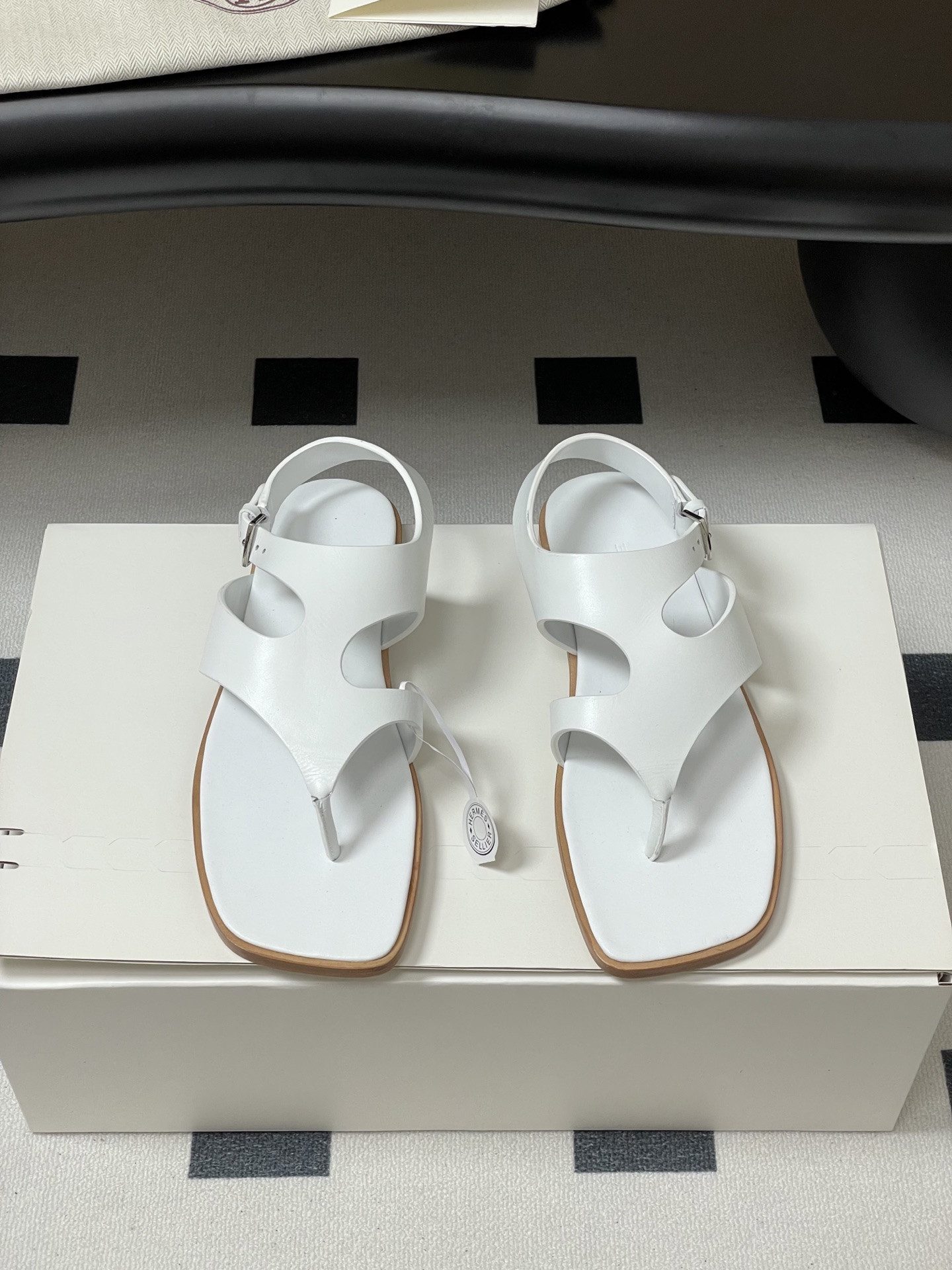 ua H**me5 karen sandal