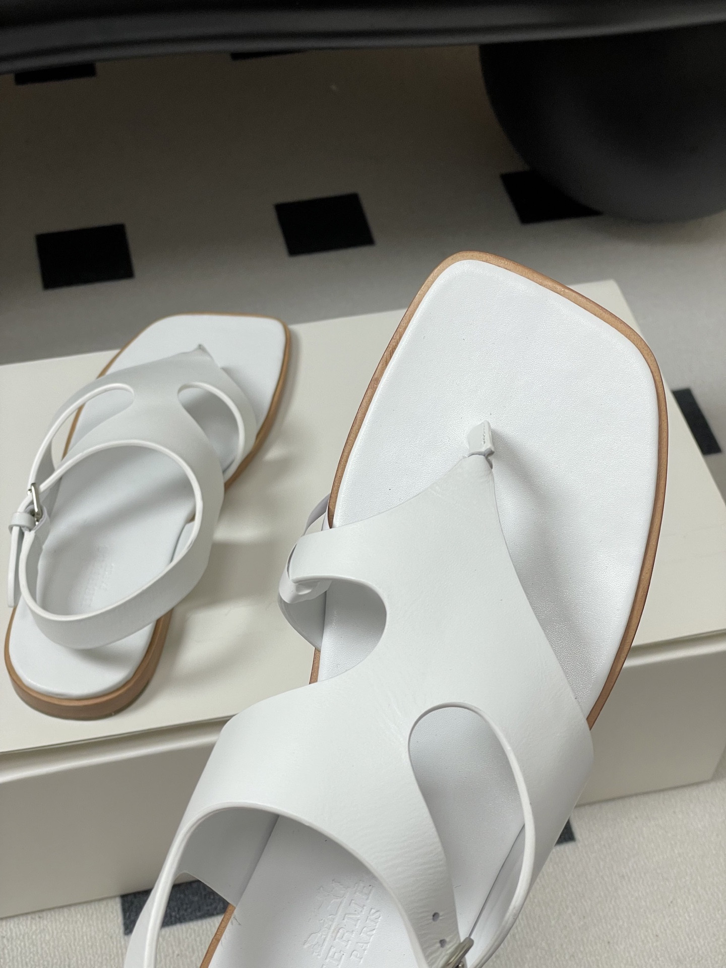 ua H**me5 karen sandal