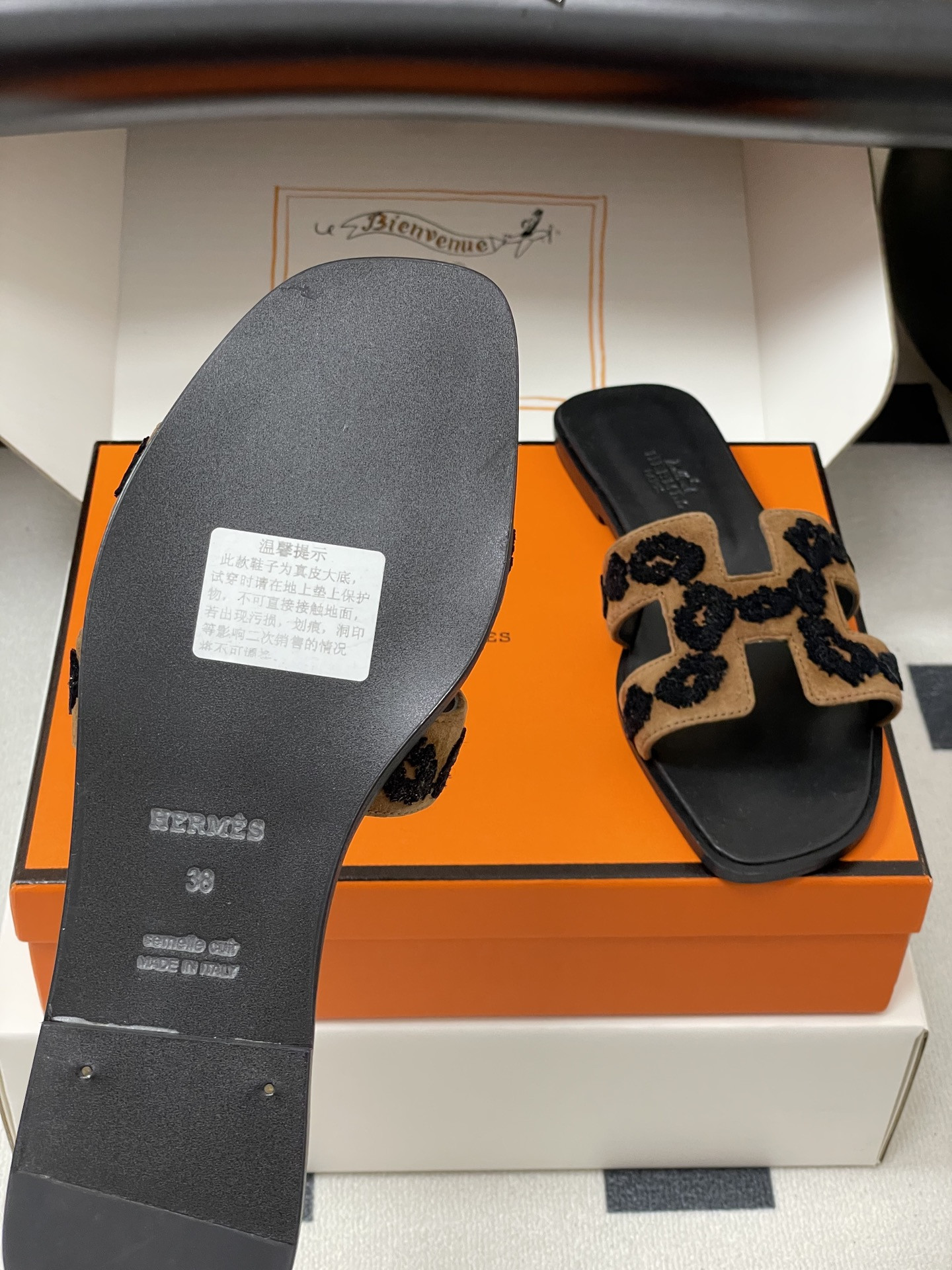 ua H**me5 oran sandal