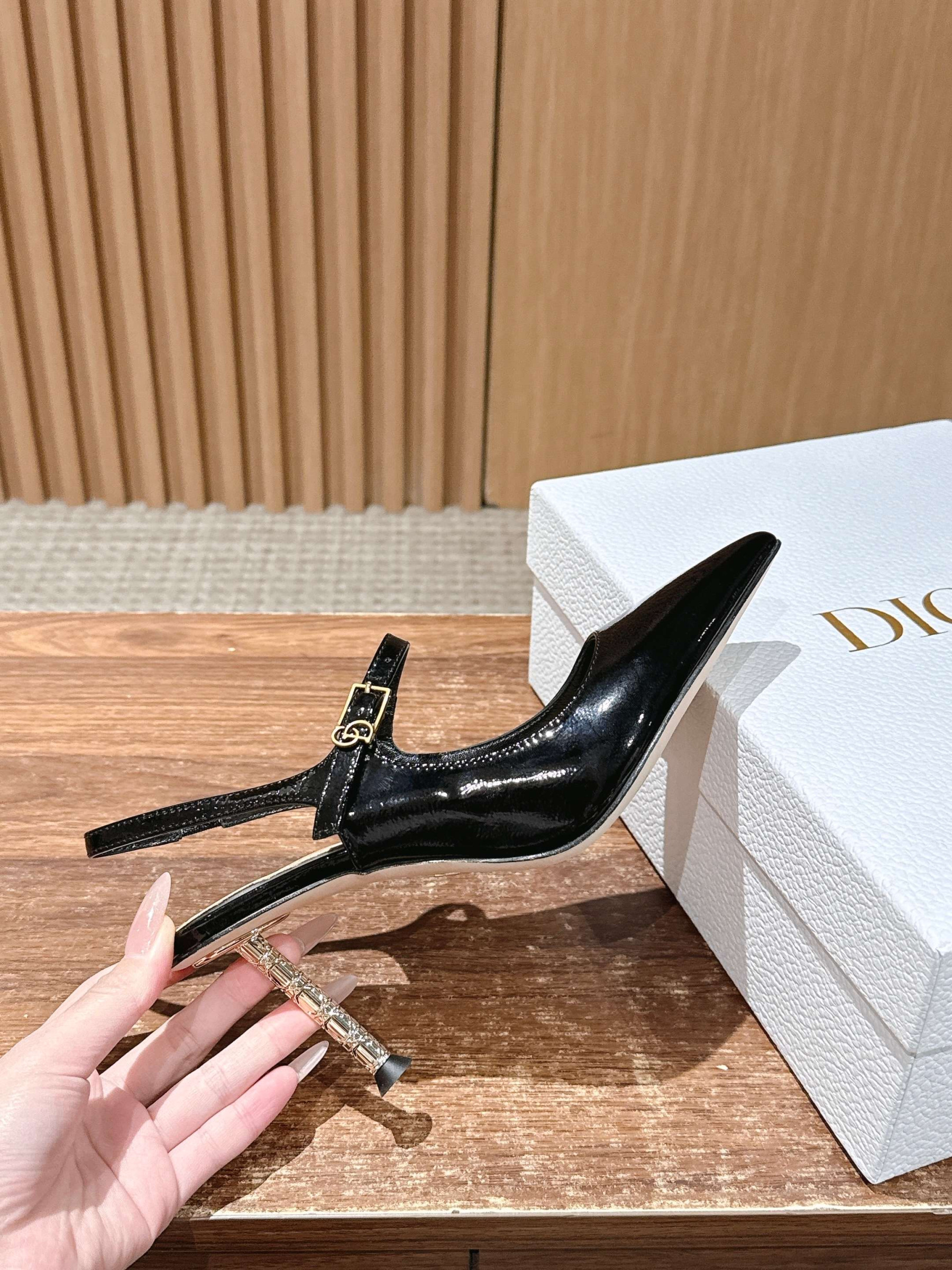ua D10r icon slingback pump