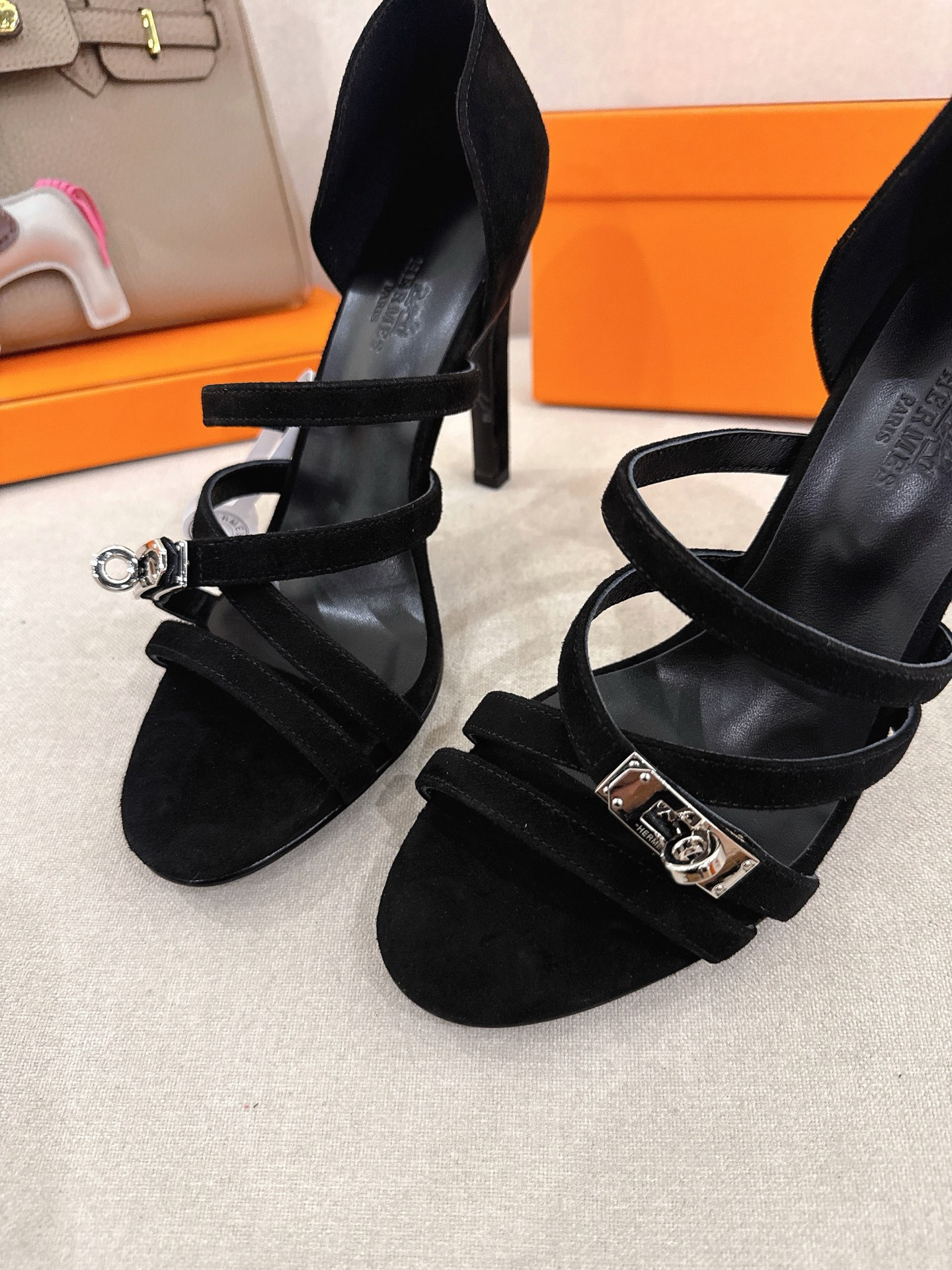 ua H**me5 lipstick 105 sandal
