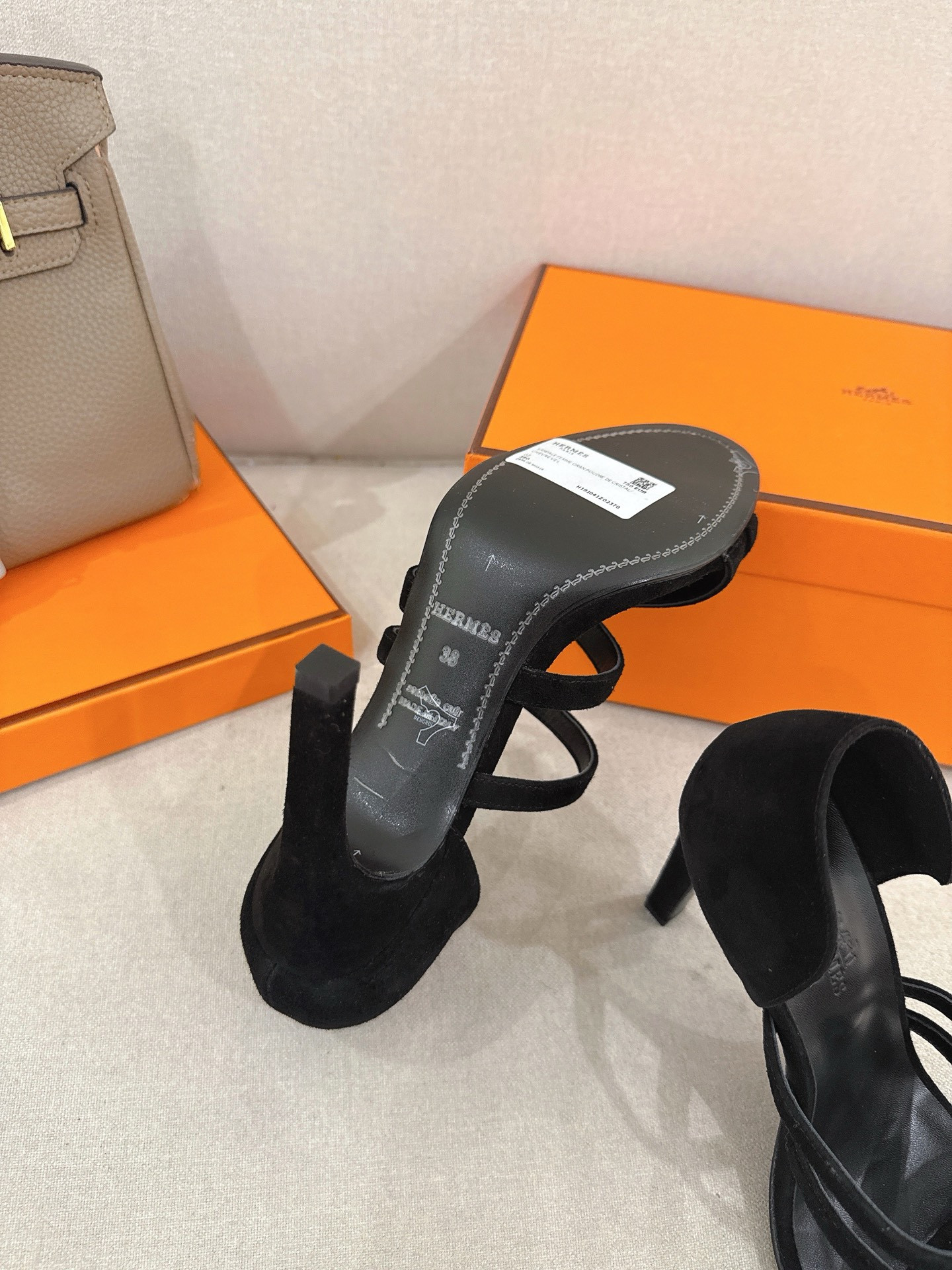 ua H**me5 lipstick 105 sandal