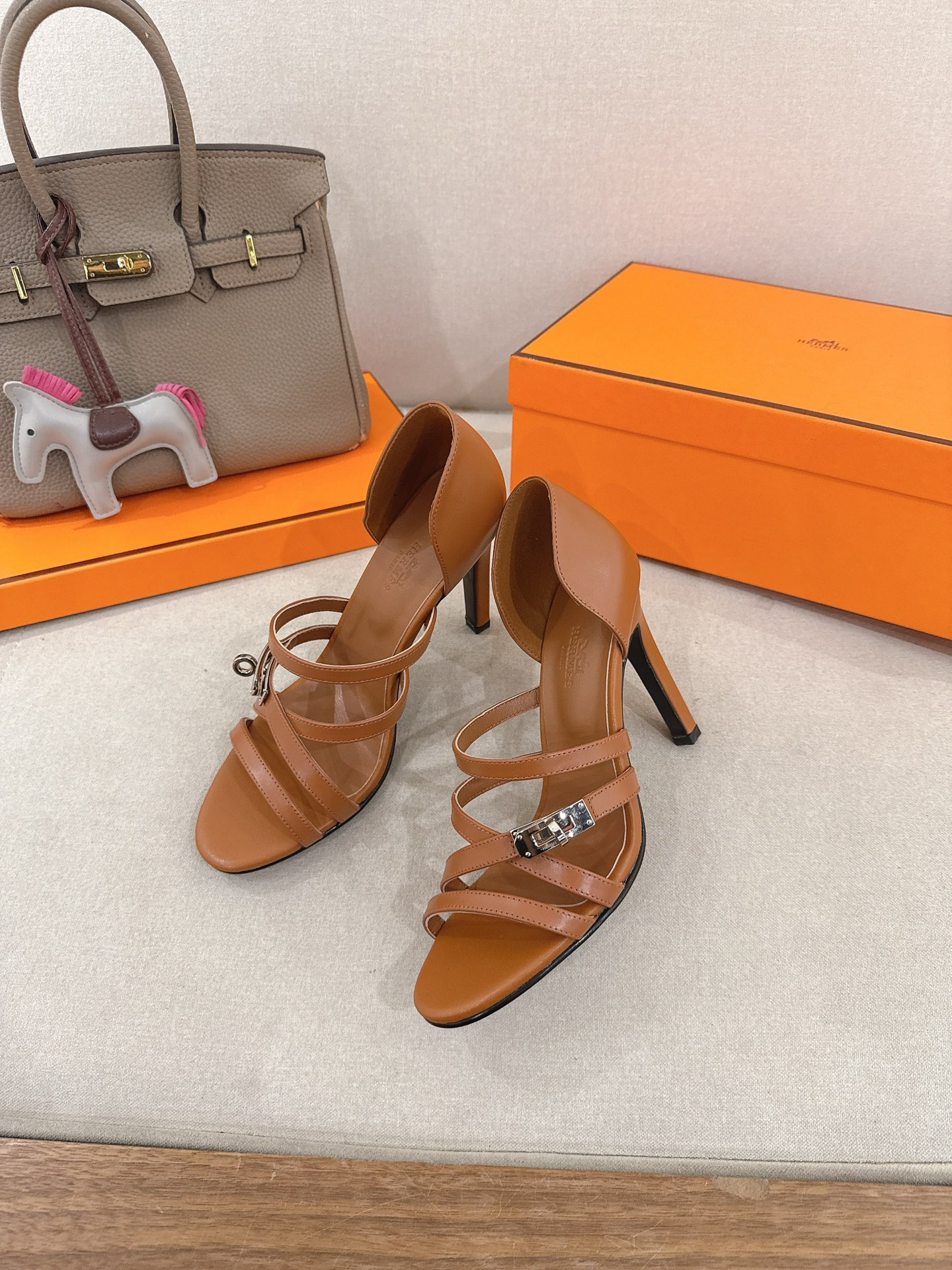 ua H**me5 lipstick 105 sandal