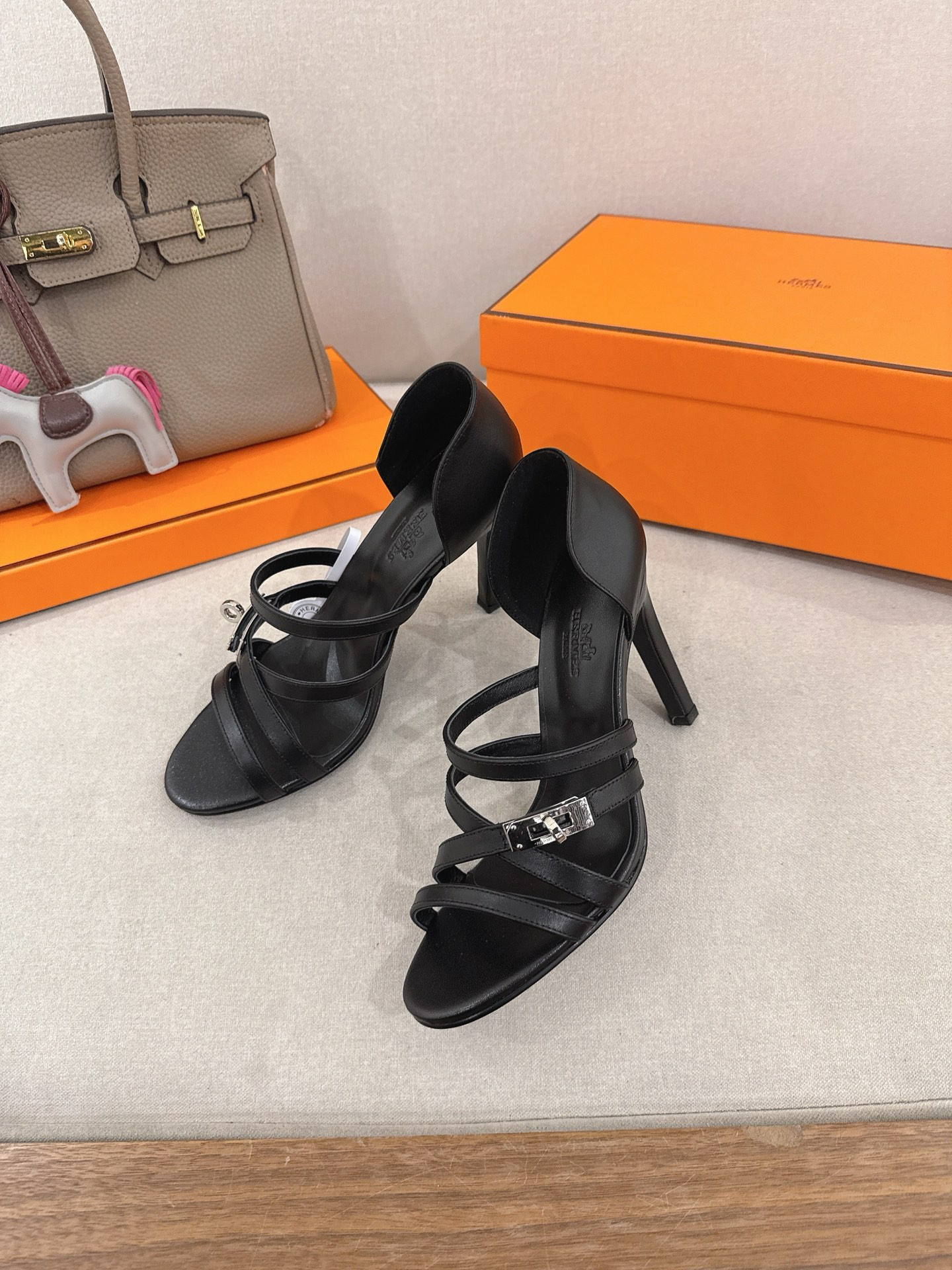 ua H**me5 lipstick 105 sandal