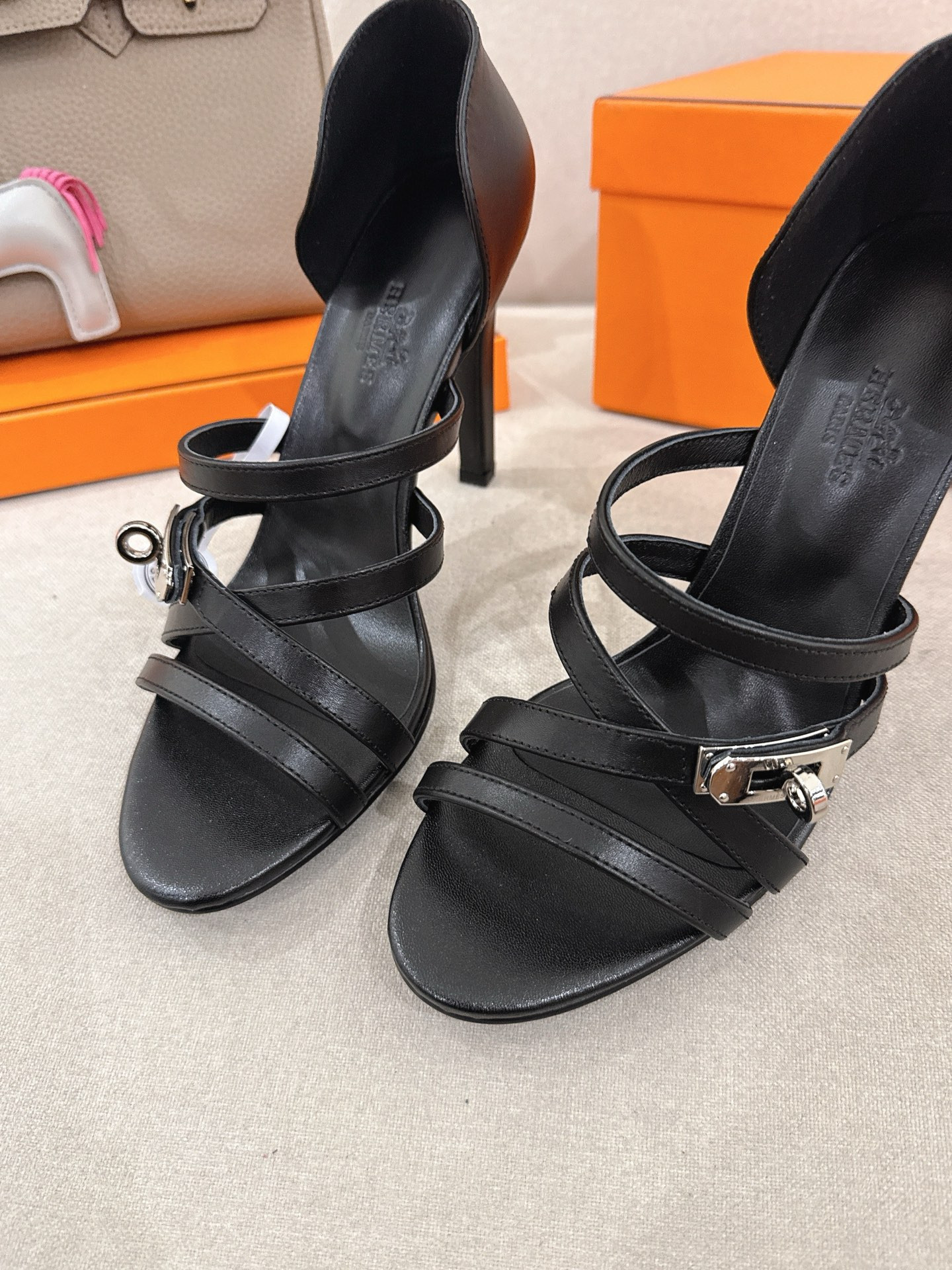 ua H**me5 lipstick 105 sandal