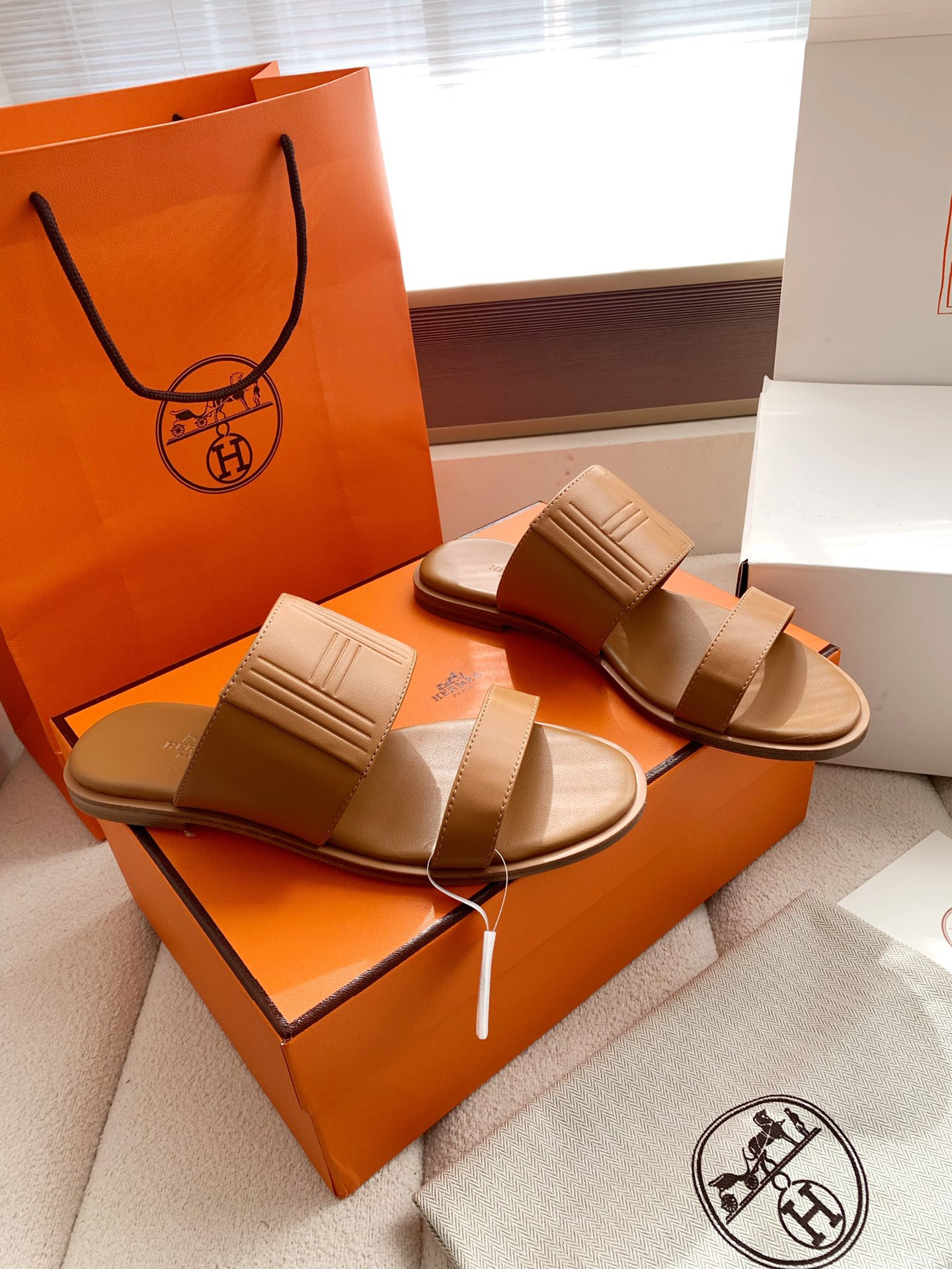 ua H**me5 mona sandal