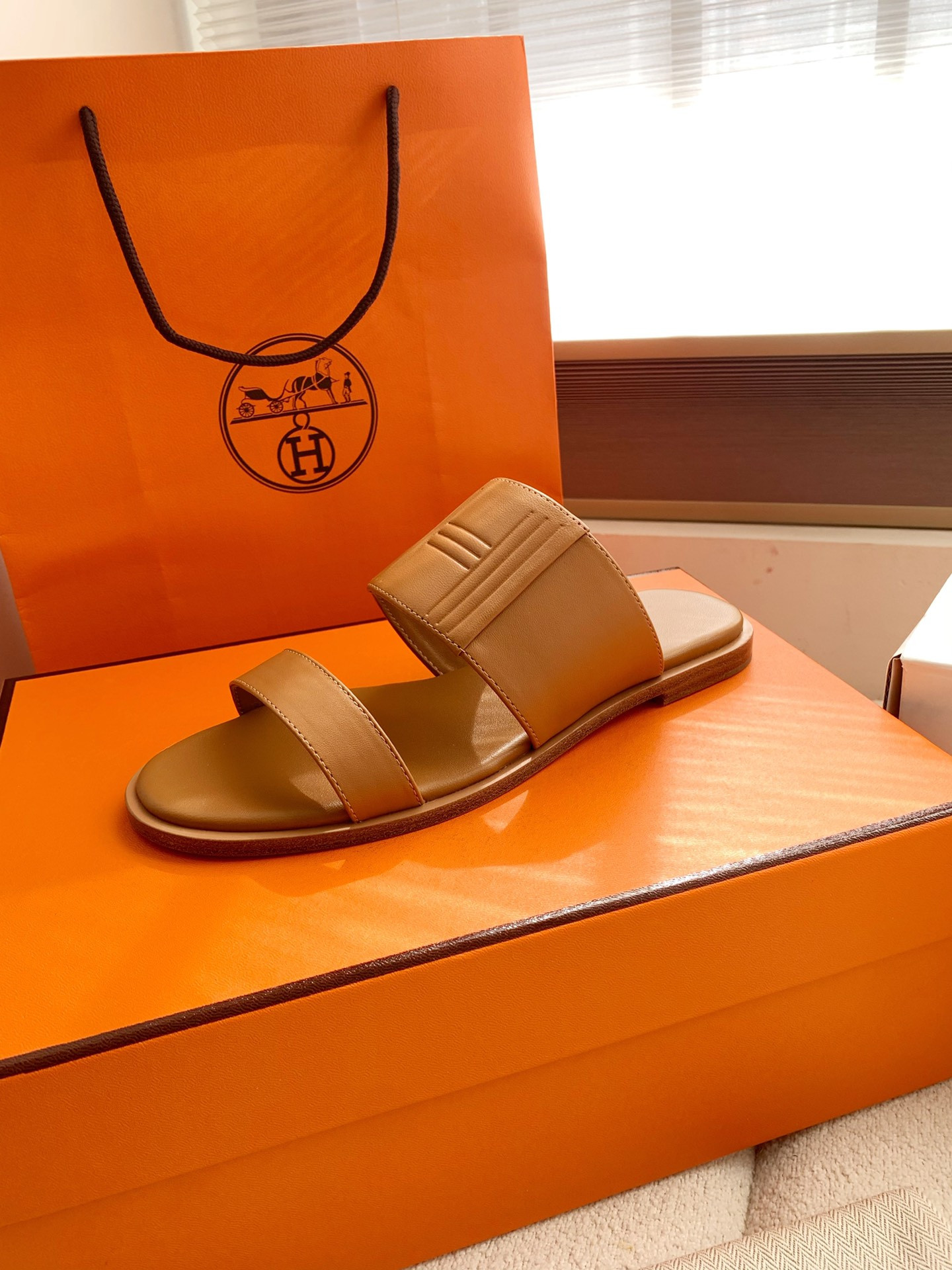 ua H**me5 mona sandal
