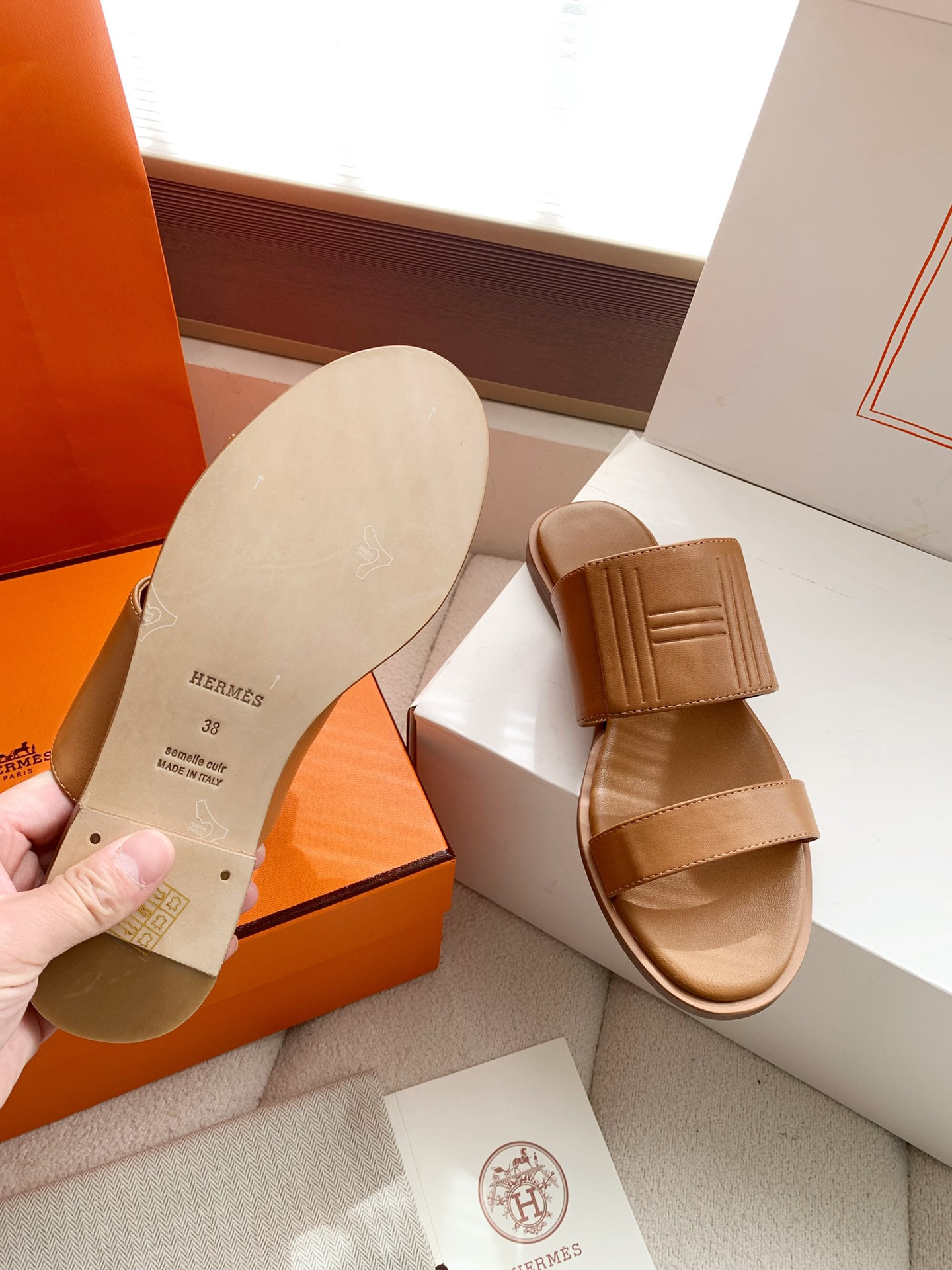 ua H**me5 mona sandal