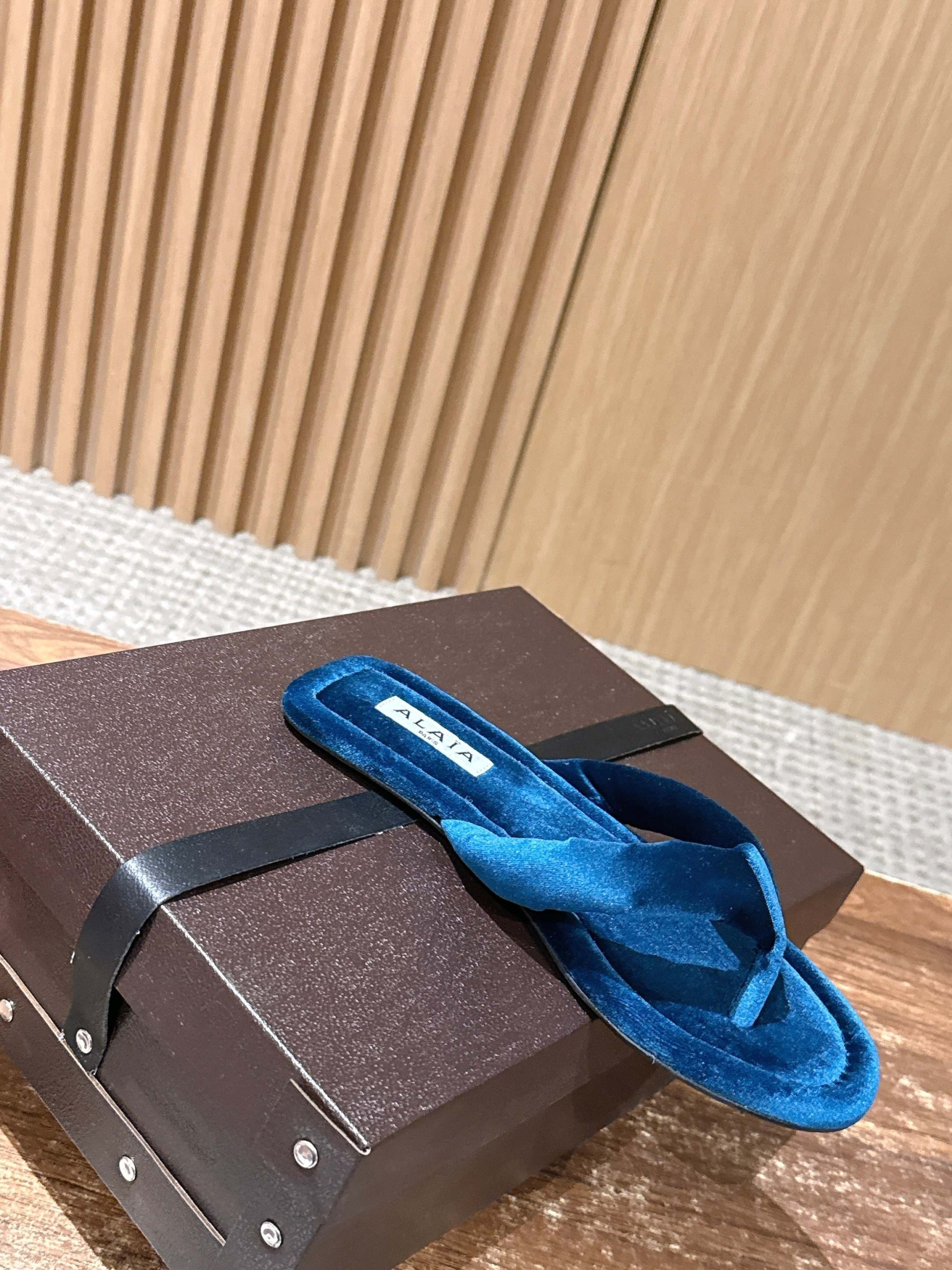 ua A1a1a thong mules in velvet