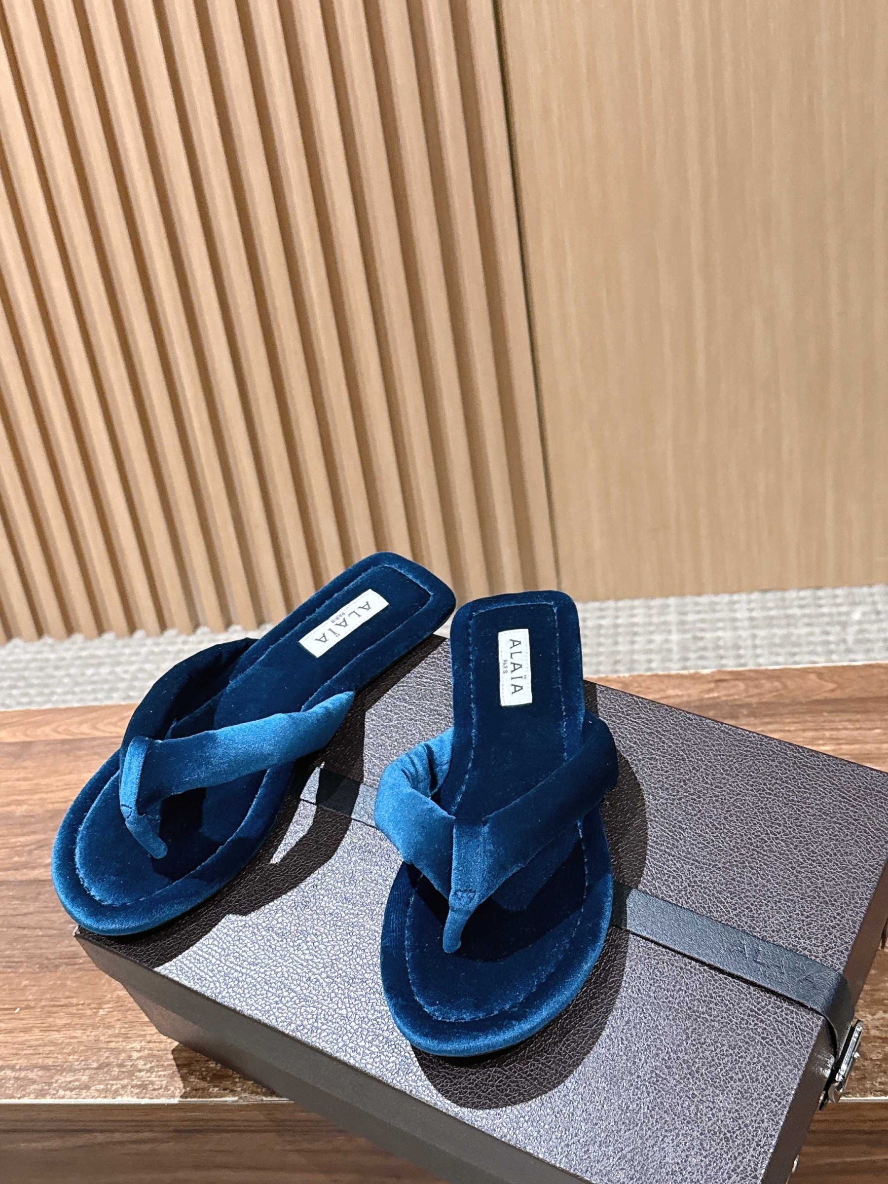 ua A1a1a thong mules in velvet