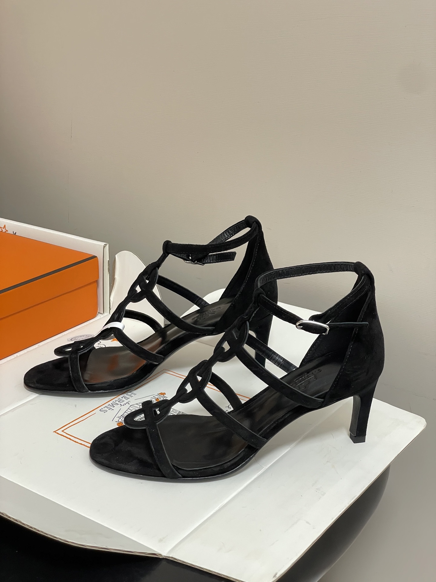 ua H**me5 magic 70 sandal
