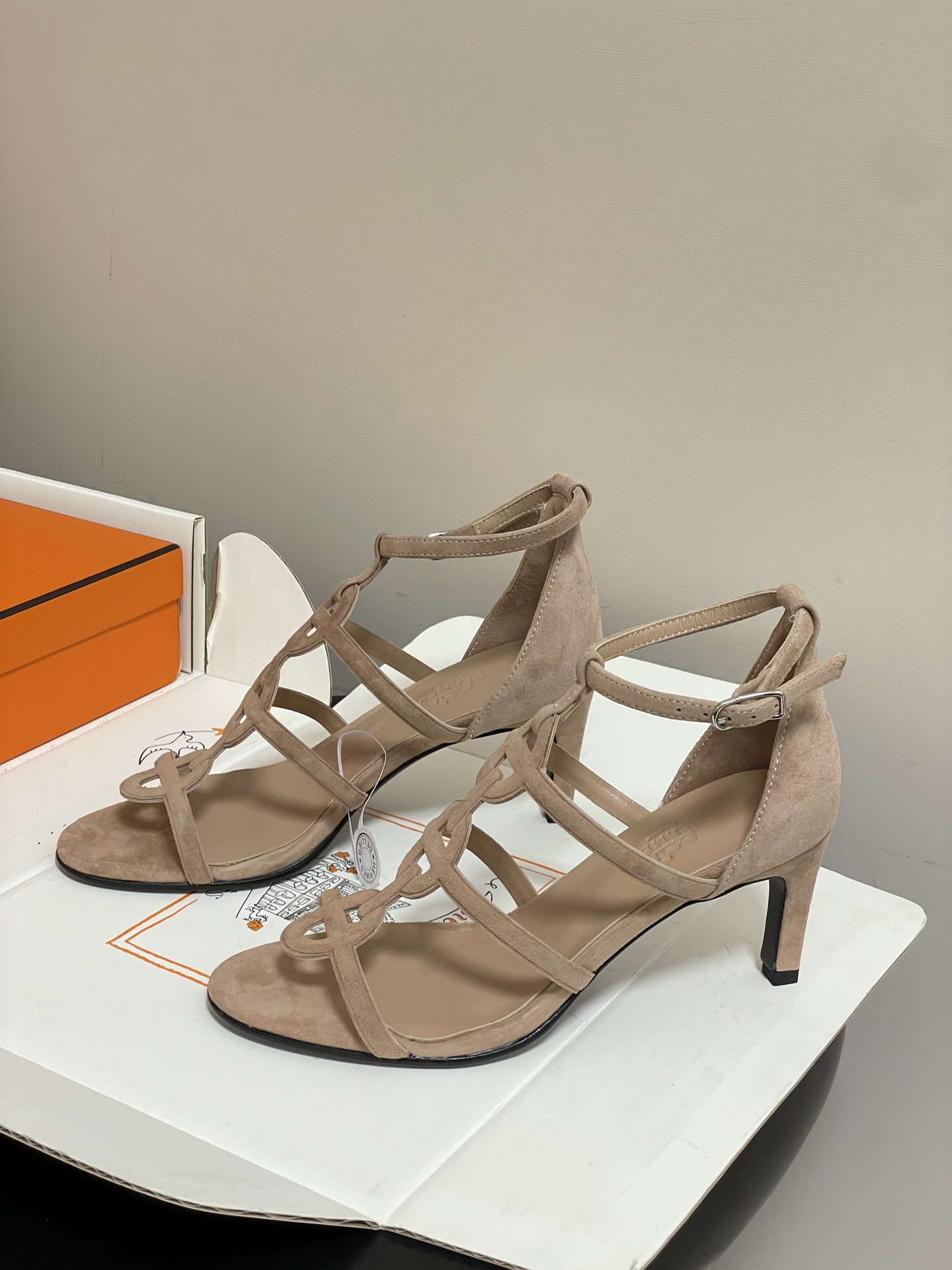 ua H**me5 magic 70 sandal