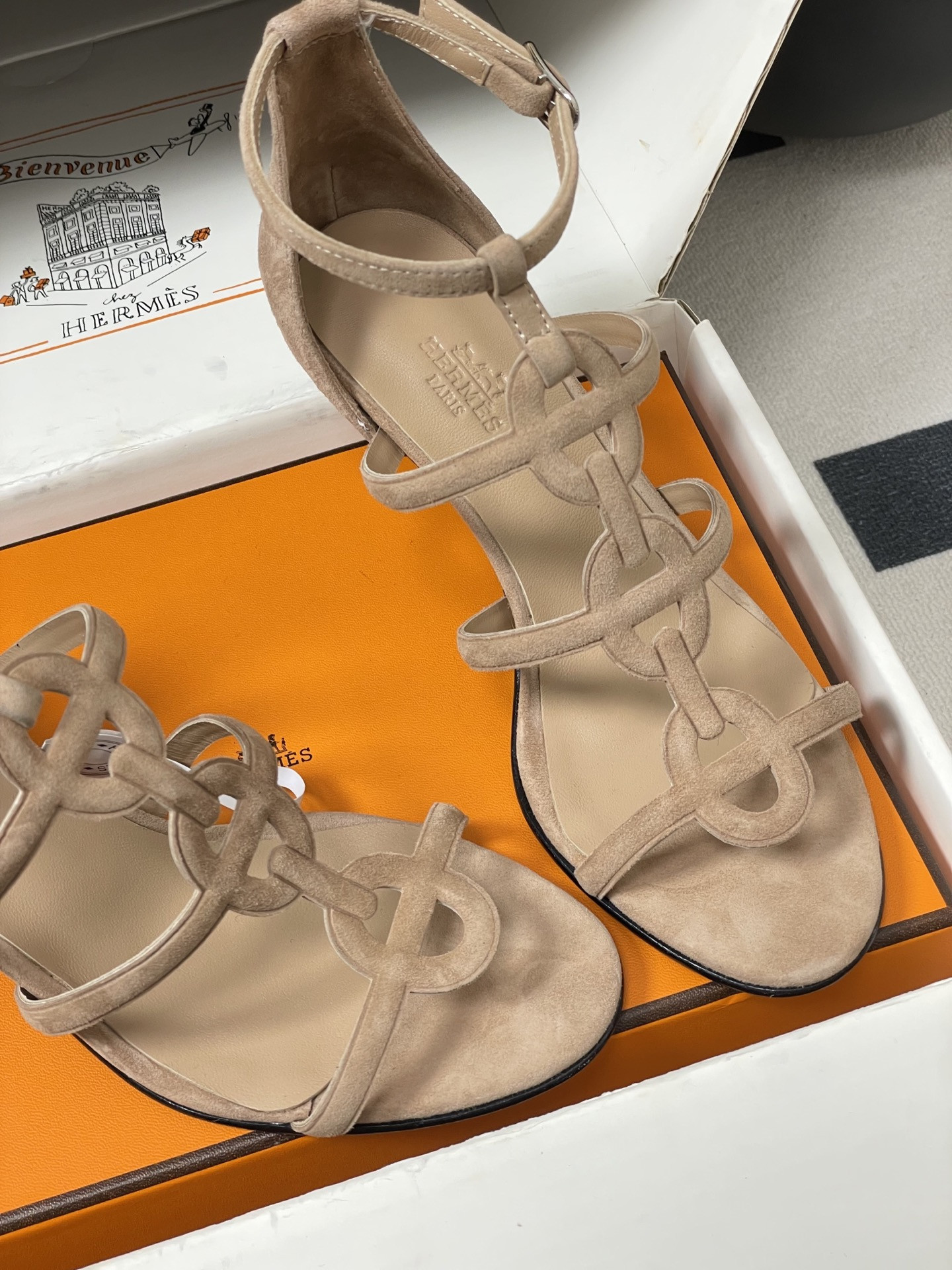 ua H**me5 magic 70 sandal