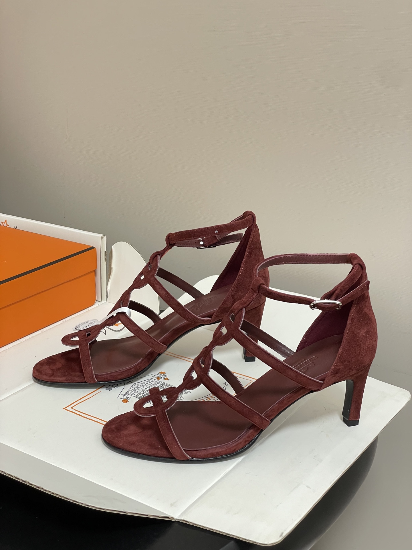 ua H**me5 magic 70 sandal