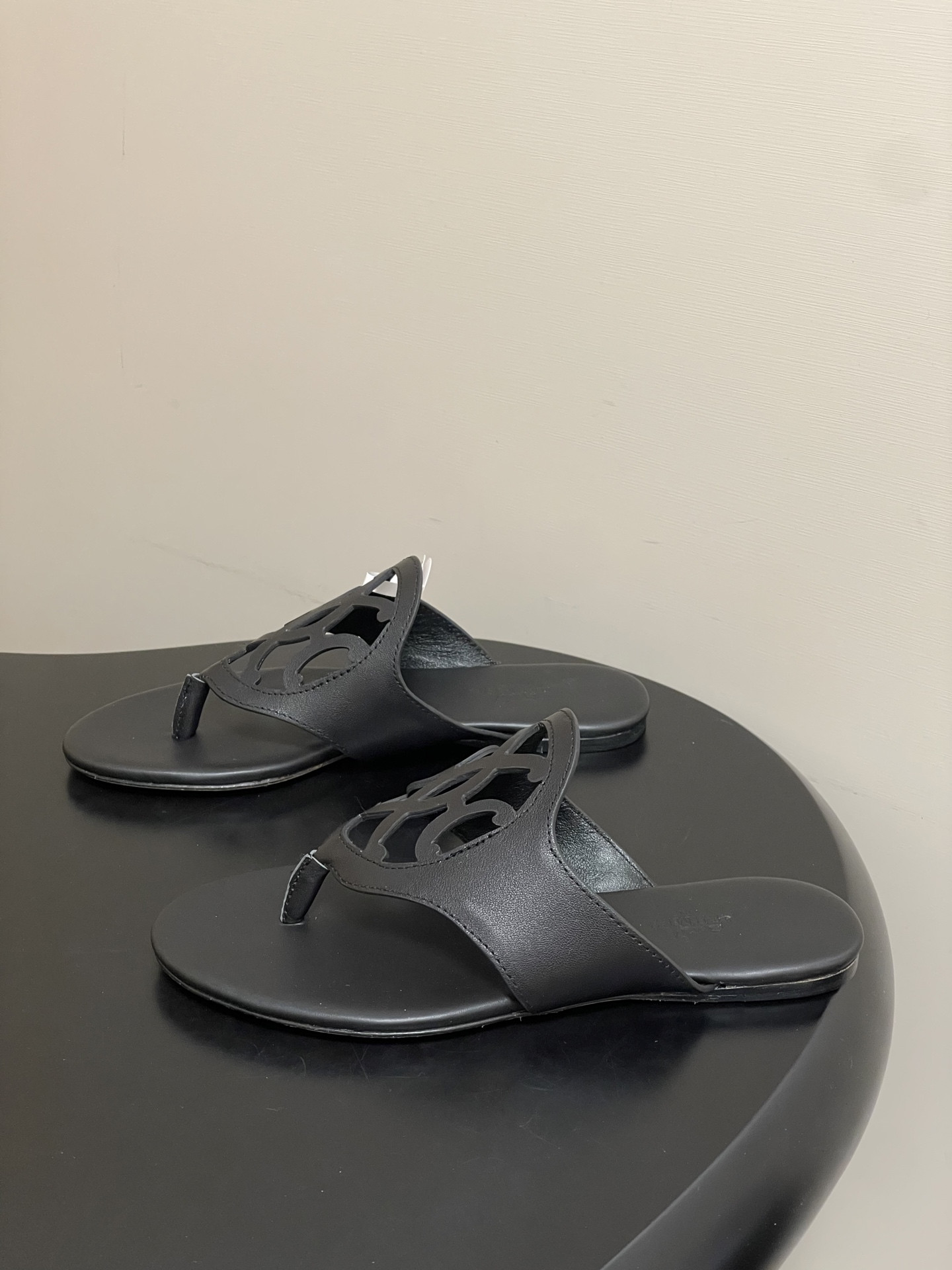 ua H**me5 mage sandal