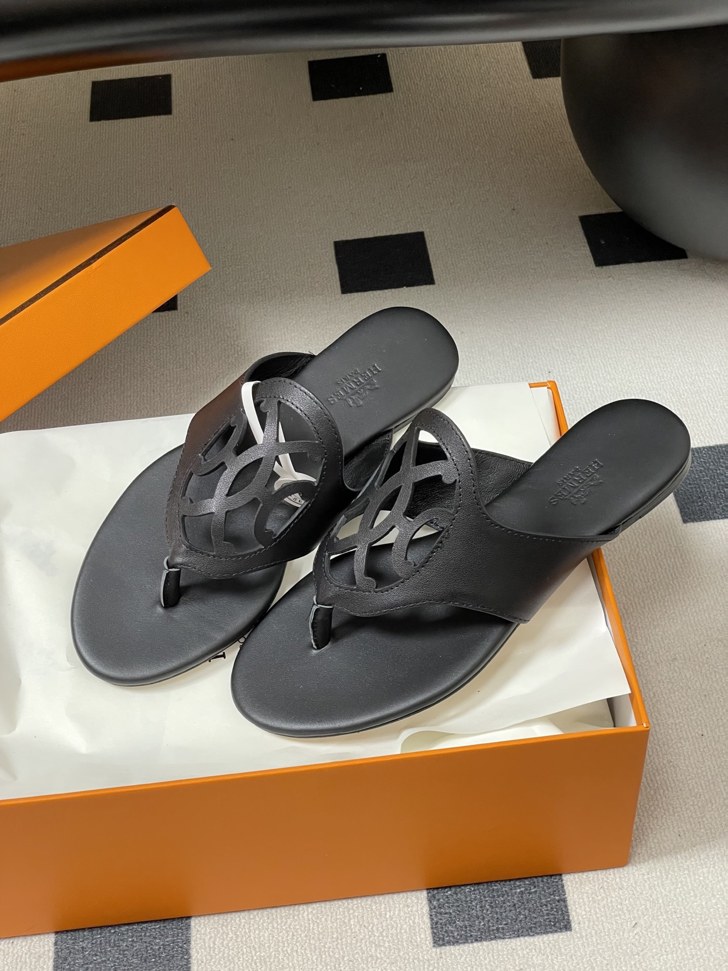 ua H**me5 mage sandal
