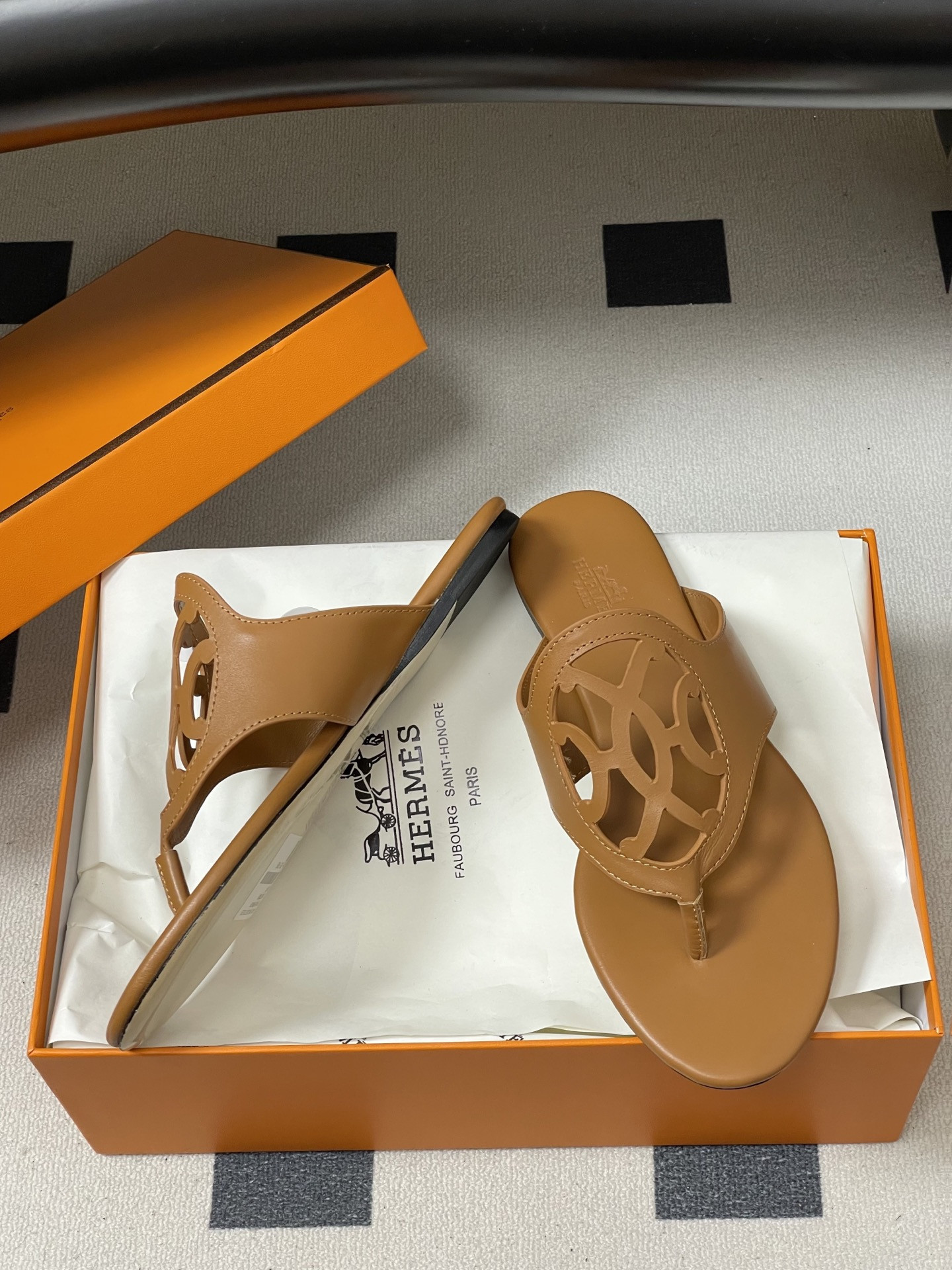 ua H**me5 mage sandal