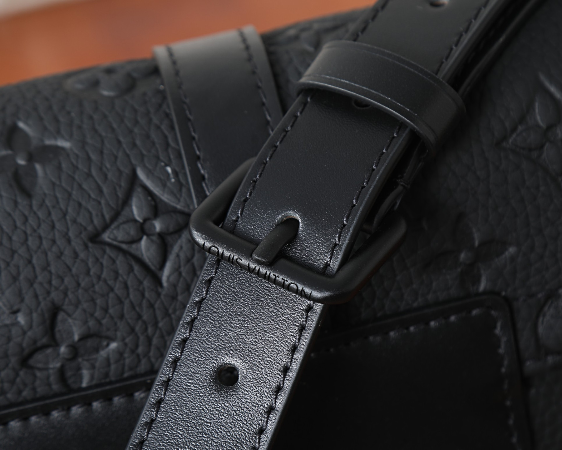 LV CHRISTOPHER Messenger Bag M28324 29x25x9cm