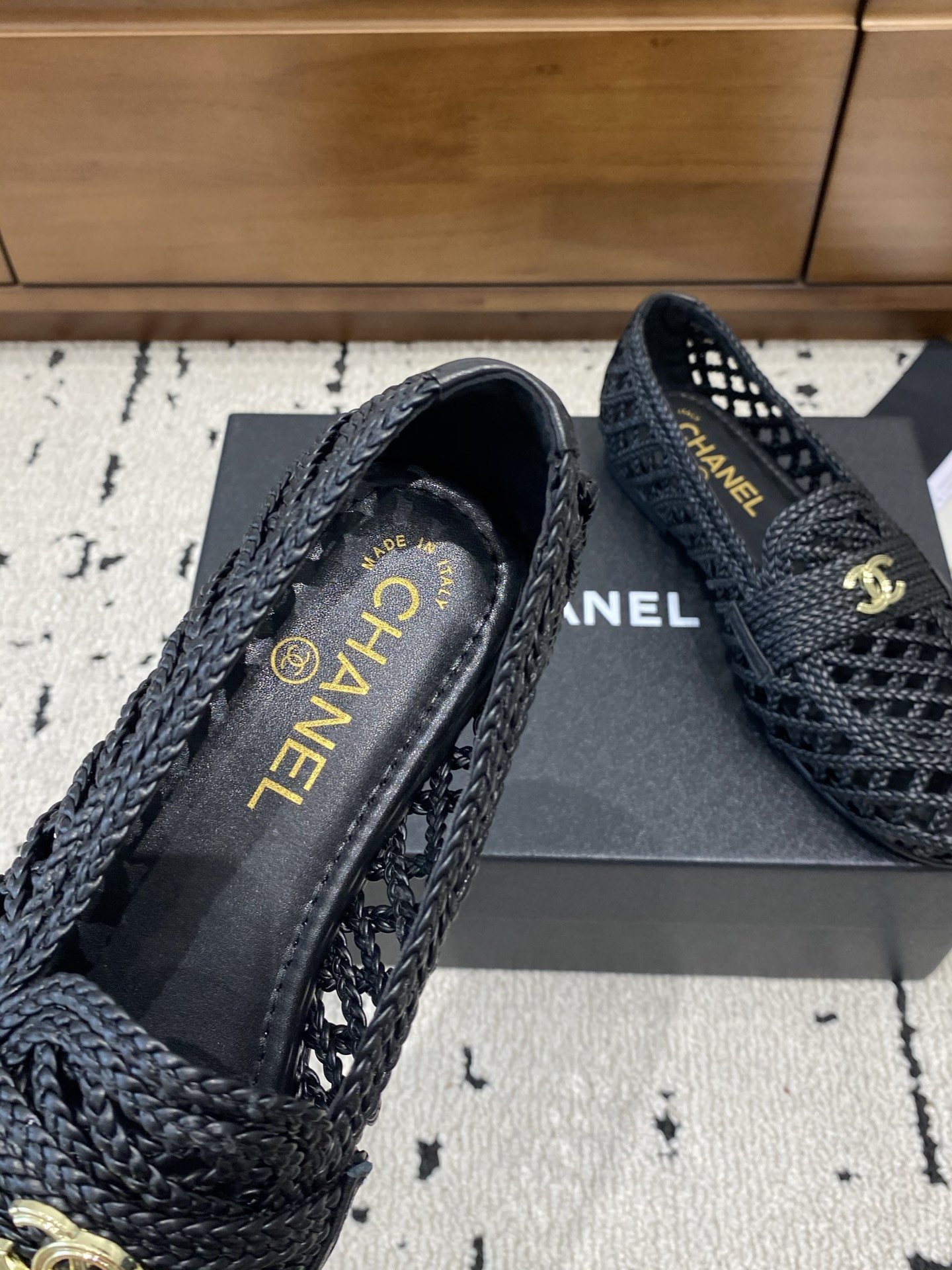 ua Ch**el flat shoes